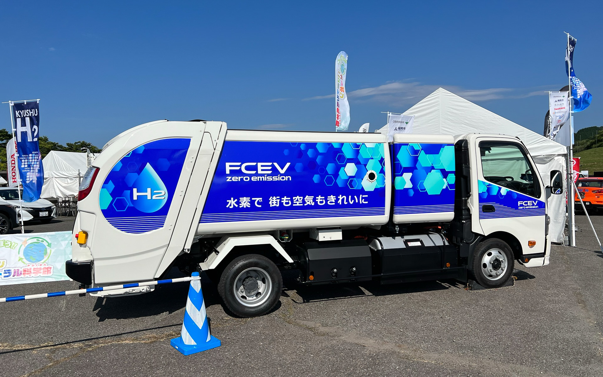 トヨタが開発した小型トラックFCEV「FCごみ収集車（技術検討試作車）」