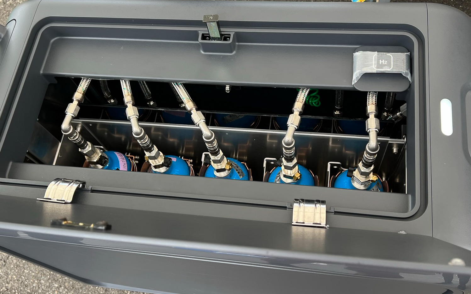 今回使用されていた水素。水素吸蔵合金などを使ったタンクとのこと