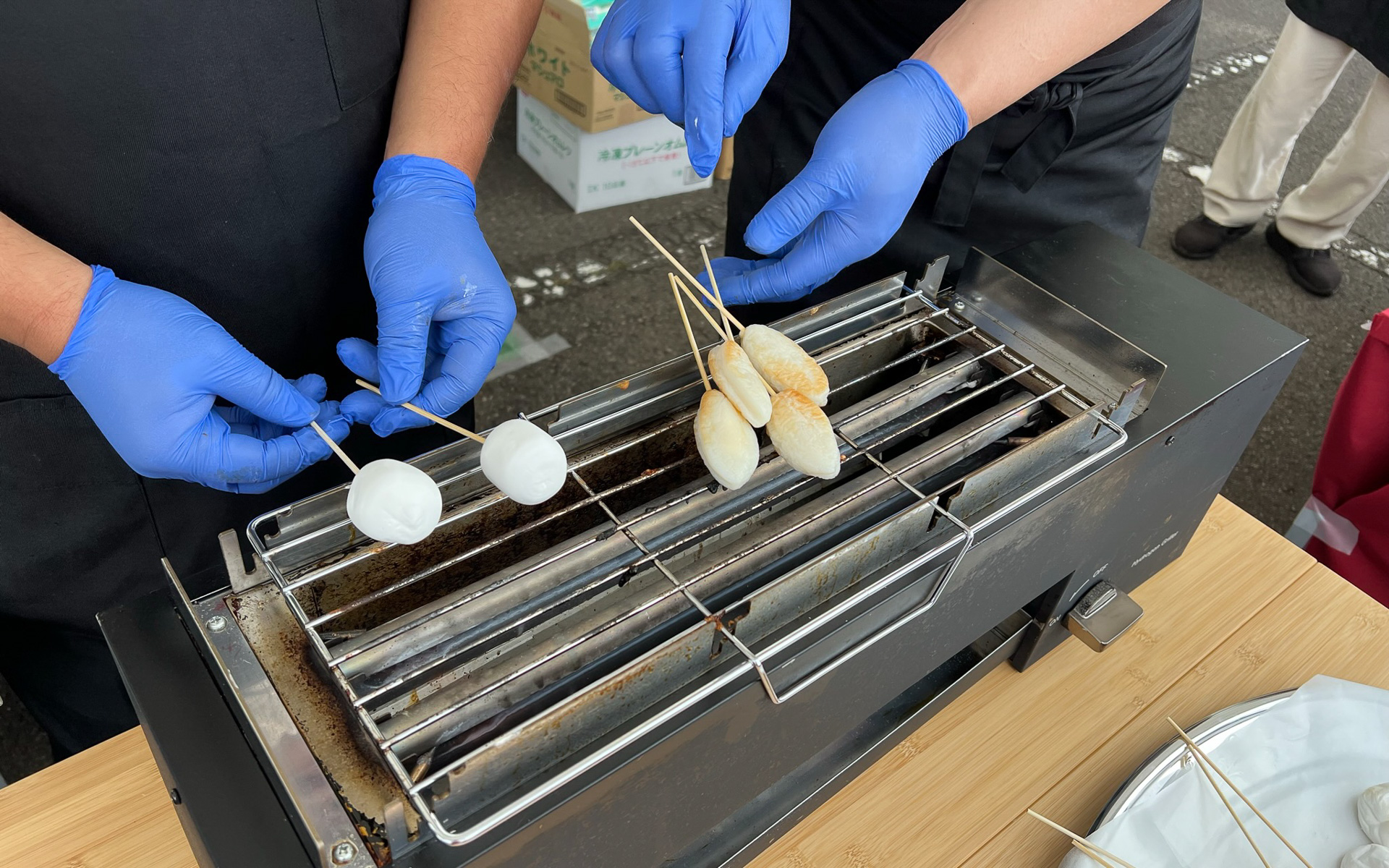 マシュマロとはんぺんを水素焼きしているところ