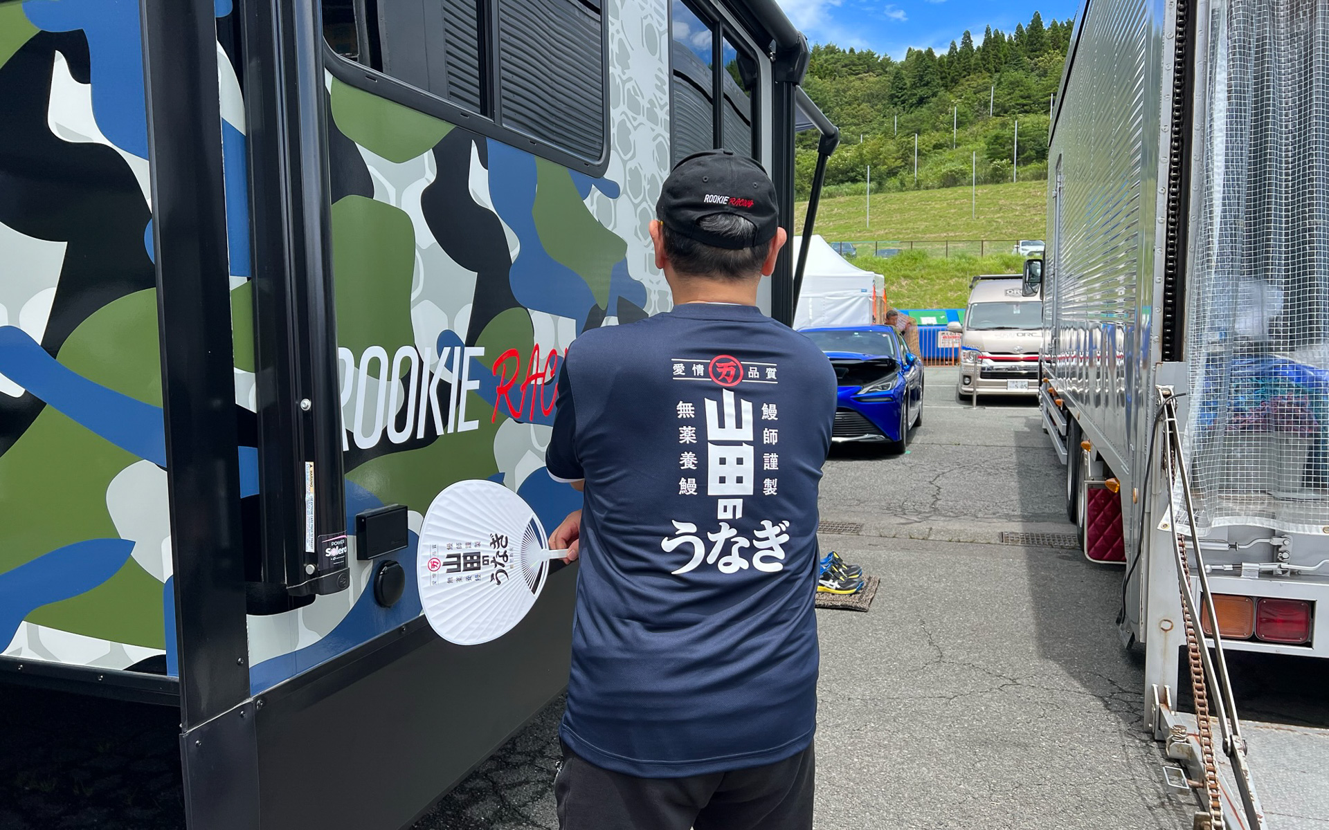 Tシャツも山田水産。地元企業や伝統を大切にする豊田章男氏らしい配慮