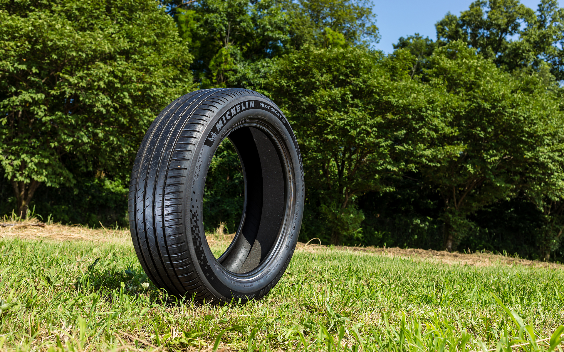 こちらは2021年9月に発売されたスポーツEV・スポーツハイブリッド車向け「PILOT SPORT EV（パイロット スポーツ イーブイ）」。スポーツタイヤでありながら転がり抵抗を抑制することで効率的に車両の出力を路面へ的確に伝え、車両が本来持つパフォーマンスを最大化させながら環境負荷の低減にも貢献する製品