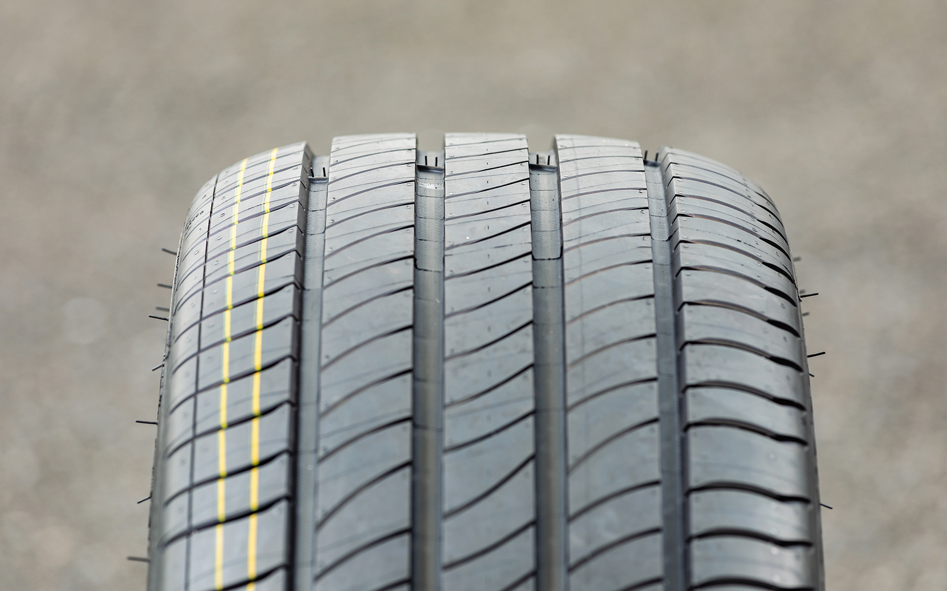 e・PRIMACYではトレッド部に採用された新開発の高弾性ゴム「エナジー パッシブ コンパウンド」によって、シリカとのカップリングを改善。ゴムの変形によるエネルギーロスを抑え、転がり抵抗を低減する。また、内部構造に採用した「スリムベルト」は、強度と軽さを併せ持つ新素材をスチールベルトに用い、ベルトに求められる耐久性を犠牲にすることなく内部構造のより薄型化を実現したという。転がり抵抗については「プライマシー 4」と比べて18.4％も低減した