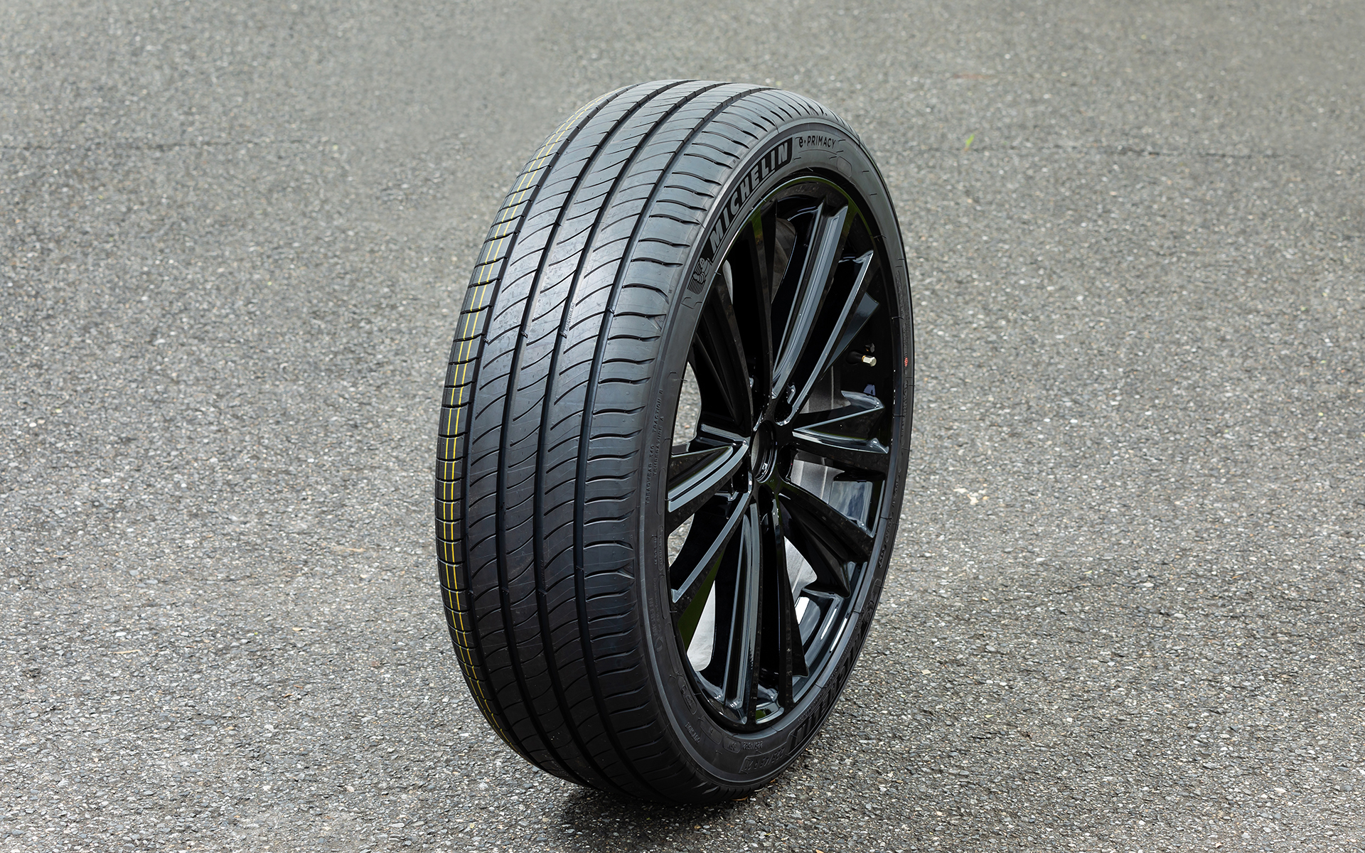 今回試乗したのは2021年8月に発売となった「e・PRIMACY」。イー プライマシーの頭文字の「e」は、「環境（environment）」「低燃費（Fuel econom）」「電動車（Electrified vehicle）」の3つのeに由来し、転がり抵抗性能「AAA」を達成した低燃費性能、モーター走行時でも快適な優れた静粛性、偏摩耗や急激な排水性能低下を抑え安心が長く続くという特徴を持つ