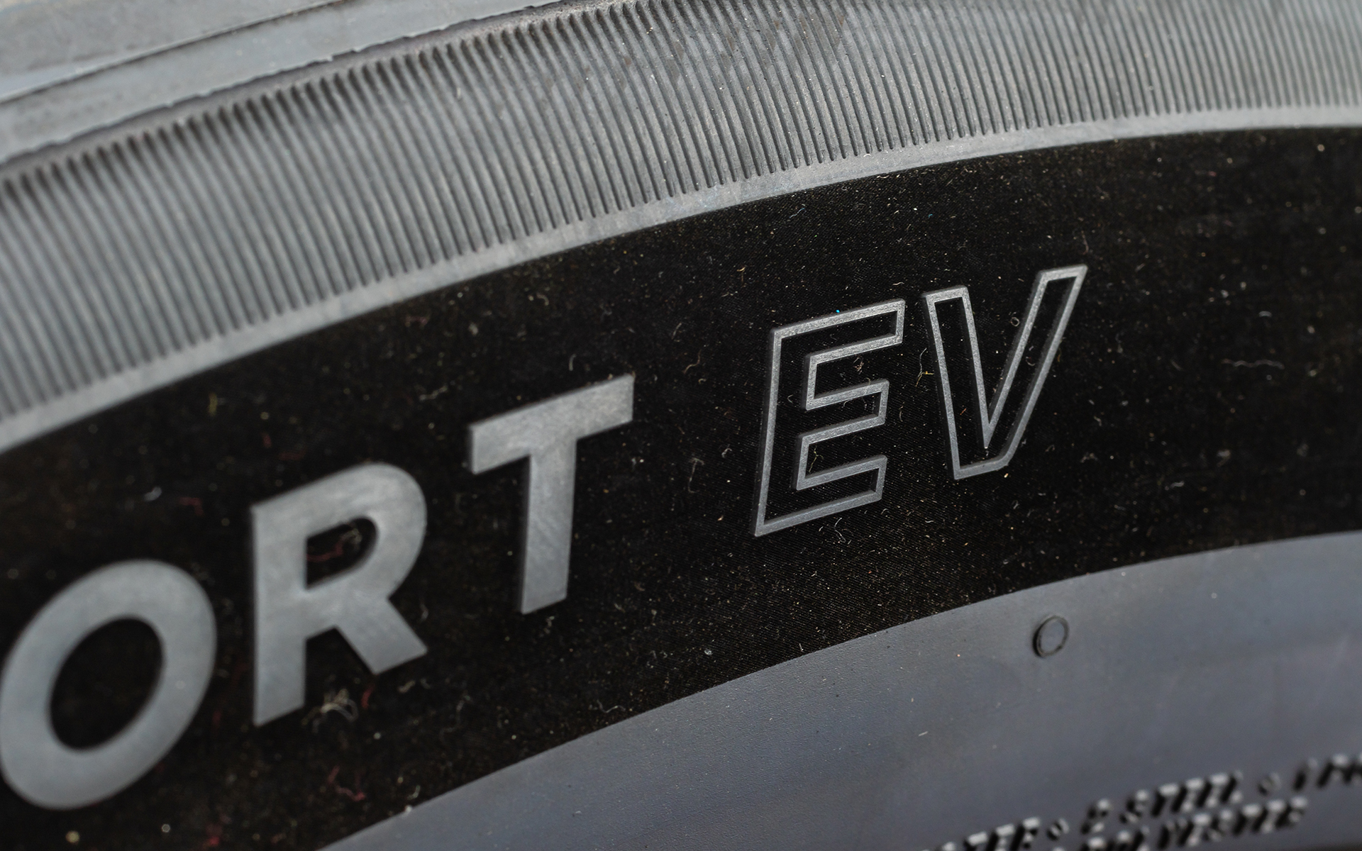 トレッドセンター部にフォーミュラEのレース用タイヤ技術を応用した新開発のコンパウンドを採用するとともに、エナジーロスの少ないコンパウンドをショルダー部に配置することで転がり抵抗を低減。サイドウォールデザインはフォーミュラEレース用タイヤのものをフルリング プレミアムタッチで再現