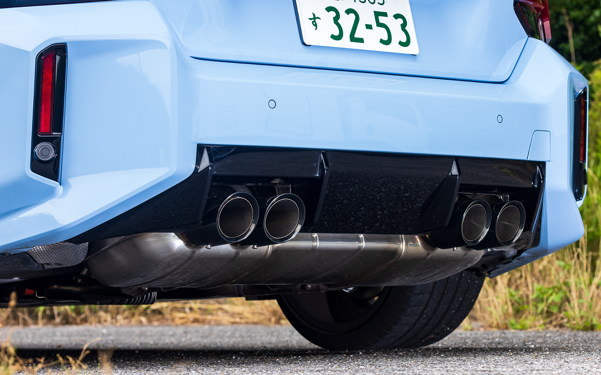 リアまわりではMハイ・パフォーマンス・モデル伝統の存在感のある4本出しエキゾーストパイプ、空力特性の改善に寄与する立体的なリアディフューザーなどを採用