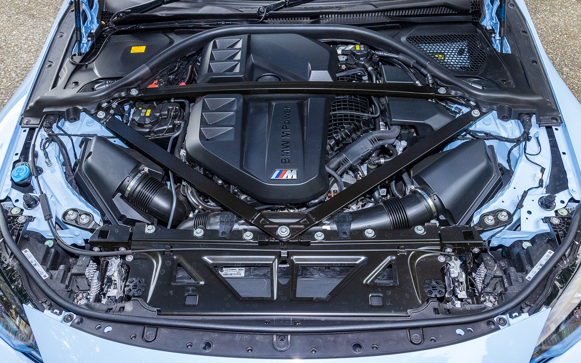 最高出力338kW（460PS）/6250rpm、最大トルク550Nm（56.1kgfm）/2650-5870rpmを発生する直列6気筒DOHC 3.0リッターツインターボエンジン。WLTCモード燃費は9.9km/L