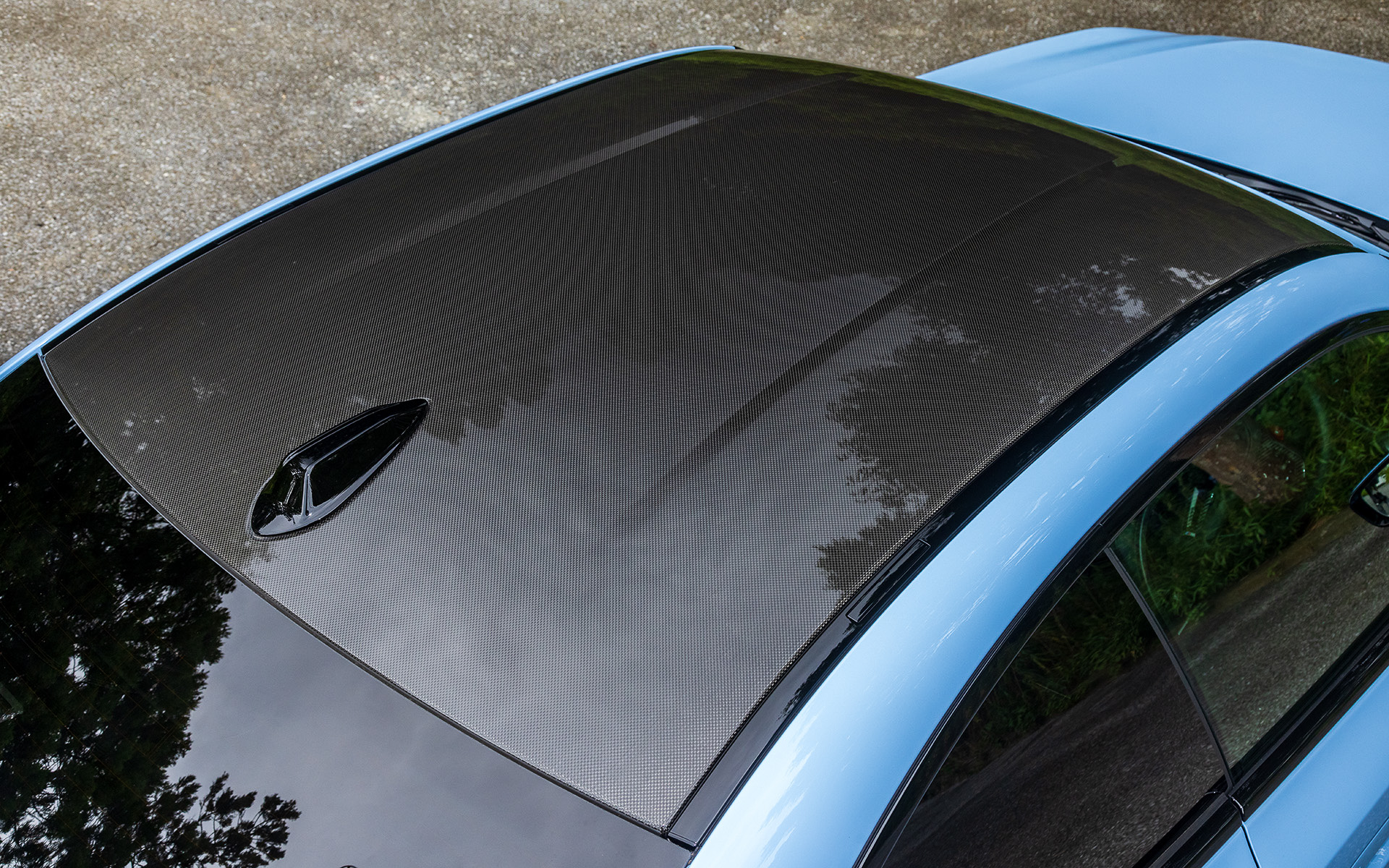 オプションの「M RACE TRACK PACKAGE」（204万5000円）に含まれるMカーボン・ファイバー強化樹脂（CFRP）製ルーフを装着。スチール製に比べて約6kgの軽量化を実現するとともに、さらなる低重心化を図れる