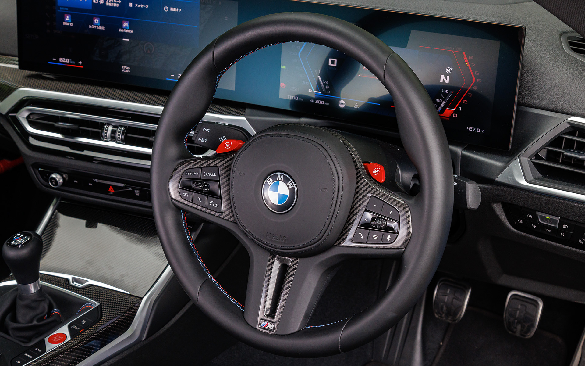 インテリアでは上級モデルの「M3」「M4」と共通のコンポーネントを多く採用し、iドライブ・コントローラー、タッチ操作が可能な視認性に優れたカーブド・ディスプレイなどを装備。サーキット走行に適した「Mカーボン・バケット・シート」もオプション設定（「M RACE TRACK PACKAGE」に含まれる）し、こちらはベースシートと比べ前席2脚で約10kgの軽量化も実現する