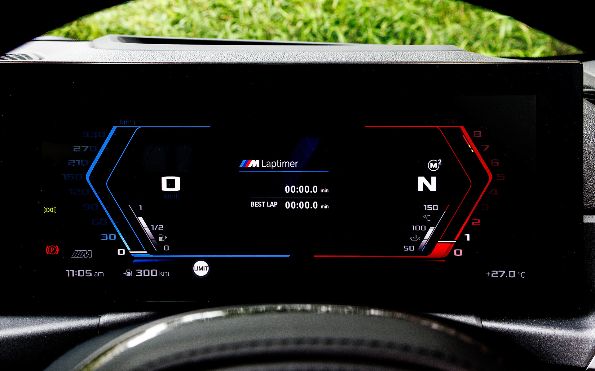 インテリアでは上級モデルの「M3」「M4」と共通のコンポーネントを多く採用し、iドライブ・コントローラー、タッチ操作が可能な視認性に優れたカーブド・ディスプレイなどを装備。サーキット走行に適した「Mカーボン・バケット・シート」もオプション設定（「M RACE TRACK PACKAGE」に含まれる）し、こちらはベースシートと比べ前席2脚で約10kgの軽量化も実現する