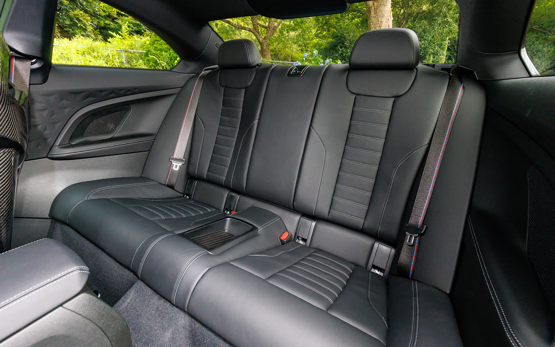 インテリアでは上級モデルの「M3」「M4」と共通のコンポーネントを多く採用し、iドライブ・コントローラー、タッチ操作が可能な視認性に優れたカーブド・ディスプレイなどを装備。サーキット走行に適した「Mカーボン・バケット・シート」もオプション設定（「M RACE TRACK PACKAGE」に含まれる）し、こちらはベースシートと比べ前席2脚で約10kgの軽量化も実現する