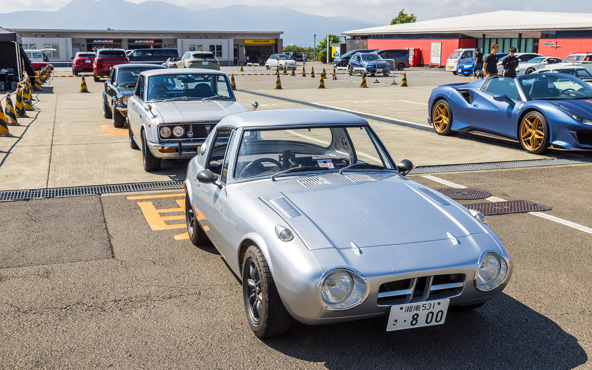 スーパーカーと旧車の同乗イベントも大盛況