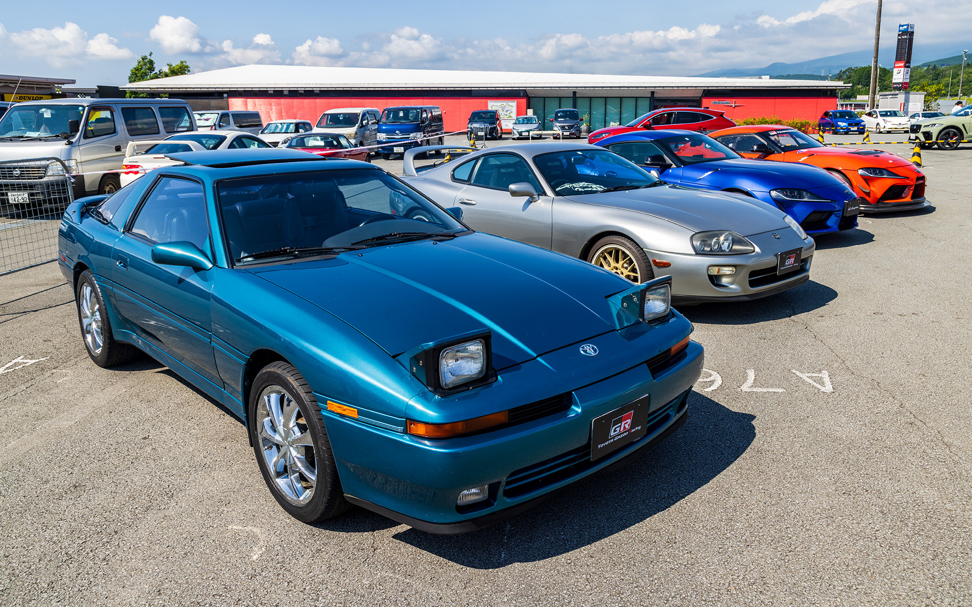 スーパーカーと旧車の同乗イベントも大盛況