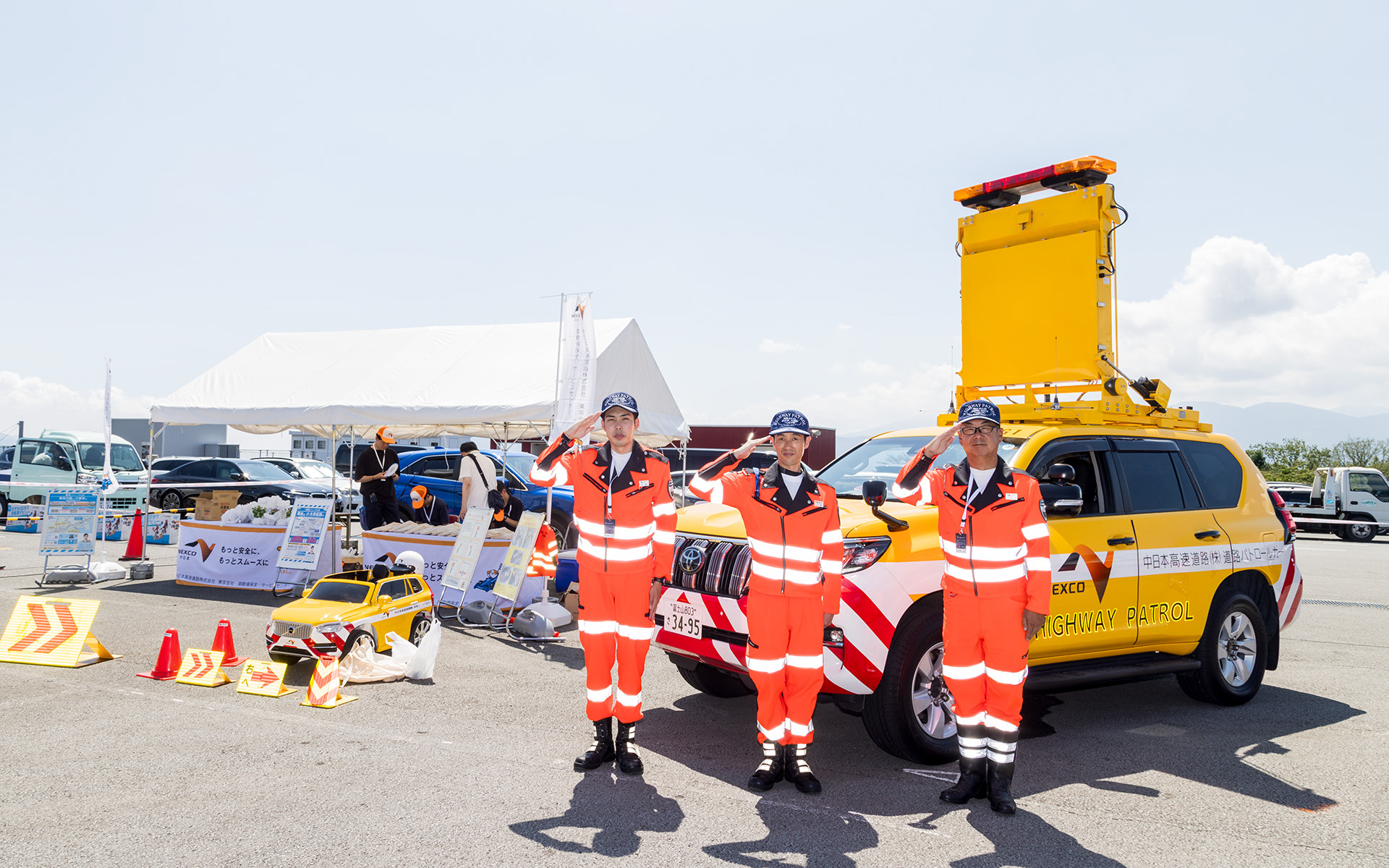 NEXCOのハイウェイパトロールカーと隊員の皆さん