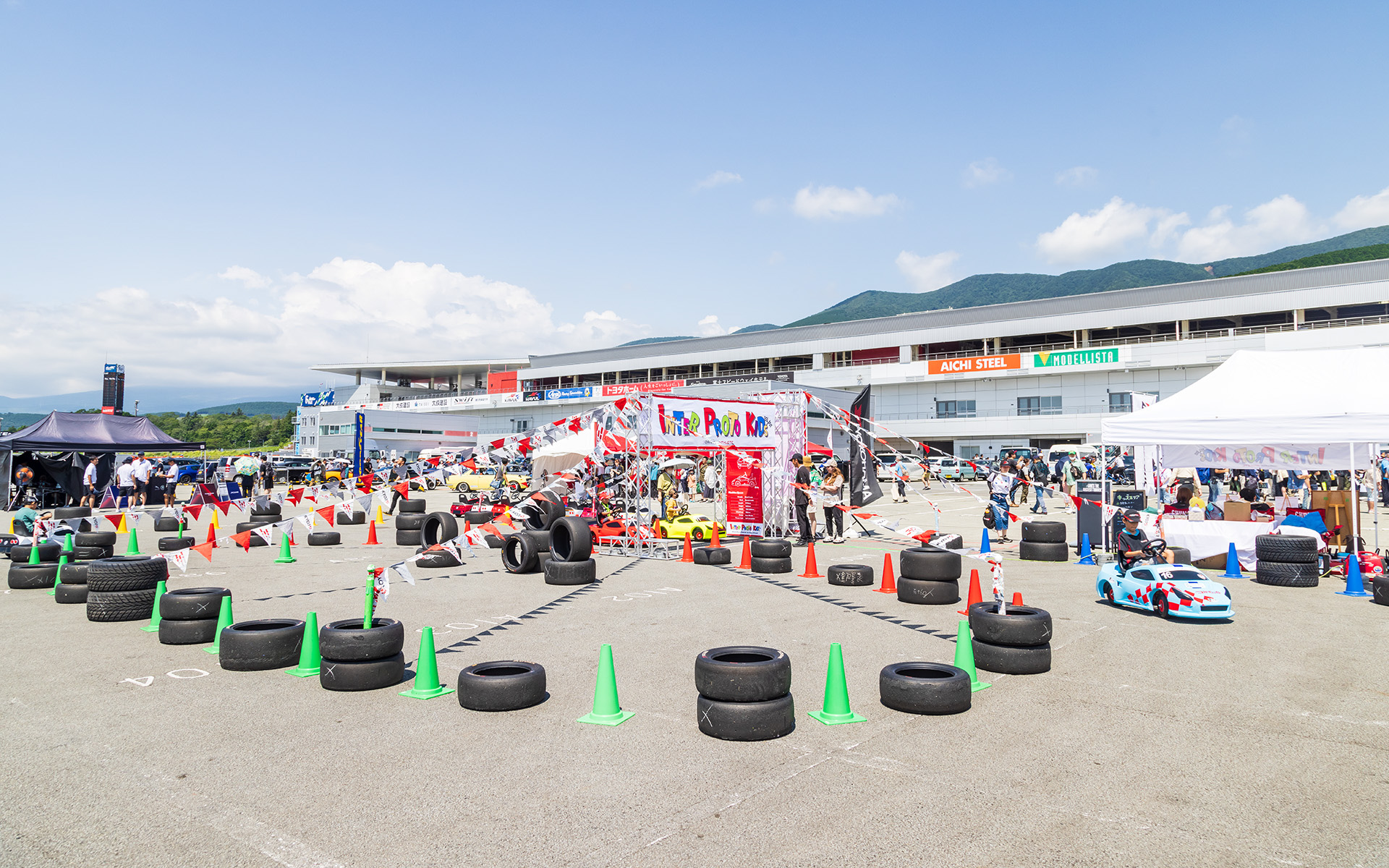 インタープロトのマシンカラーリングのペダルカーは子供たちに人気