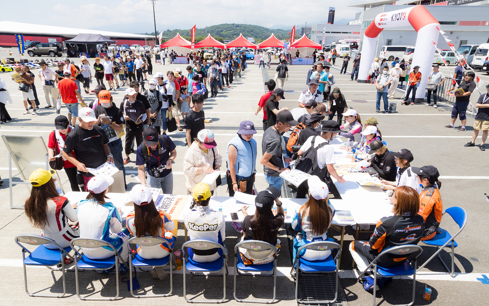 暑い中多くのファンで行列ができた