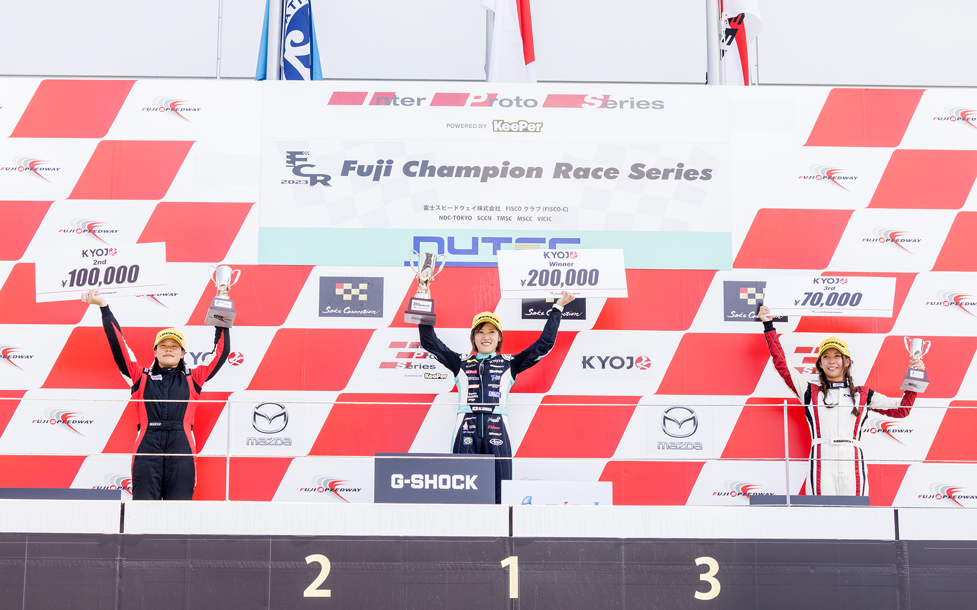 優勝は#17 Team M VITAの三浦愛選手（中央）。2位は#114 RSS VITAの翁長実希選手（左）、3位に#44 RSS vitaの平川真子選手（右）となった表彰台