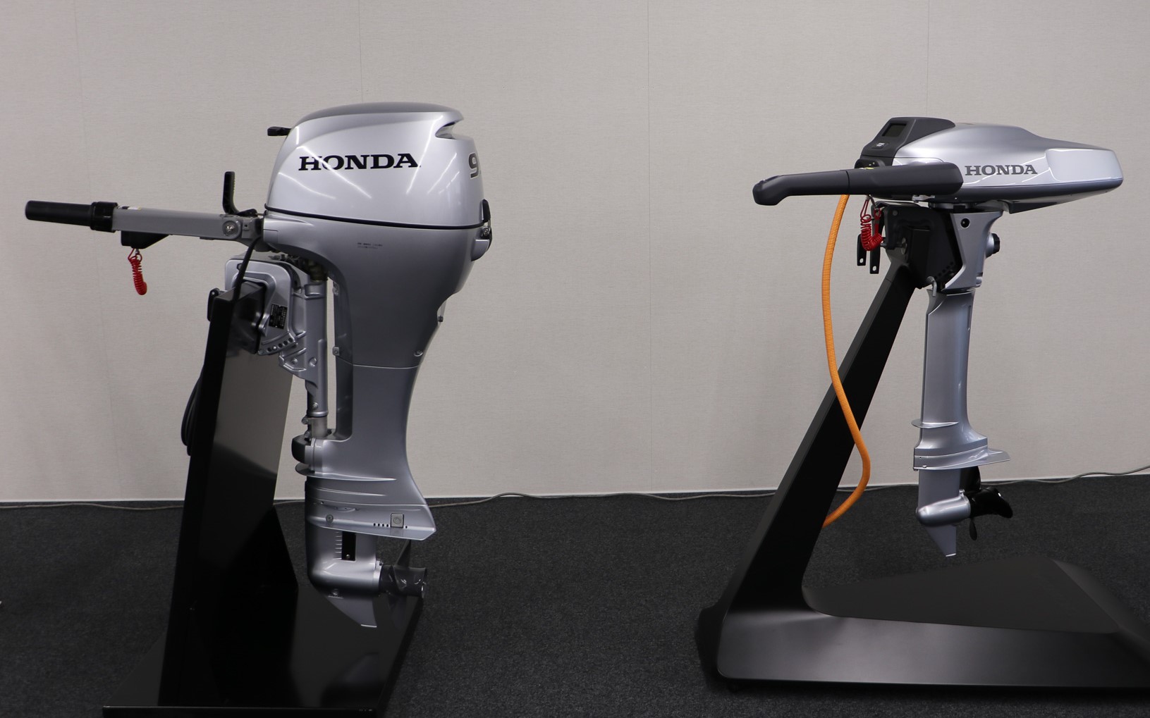 左が9.9馬力（7.4kW）のエンジン船外機。右が実証実験に使用する電動推進機プロトタイプ