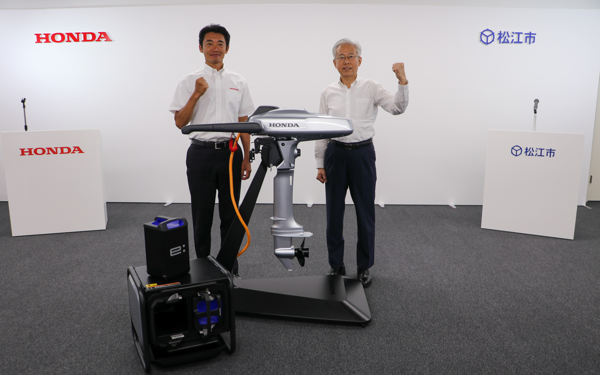 カーボンニュートラル観光の実現に向け、電動推進機の実証実験を共同で実施すると発表した本田技研工業株式会社 二輪・パワープロダクツ事業本部の福田蔵磨氏（左）と、島根県松江市の講武直樹副市長（右）