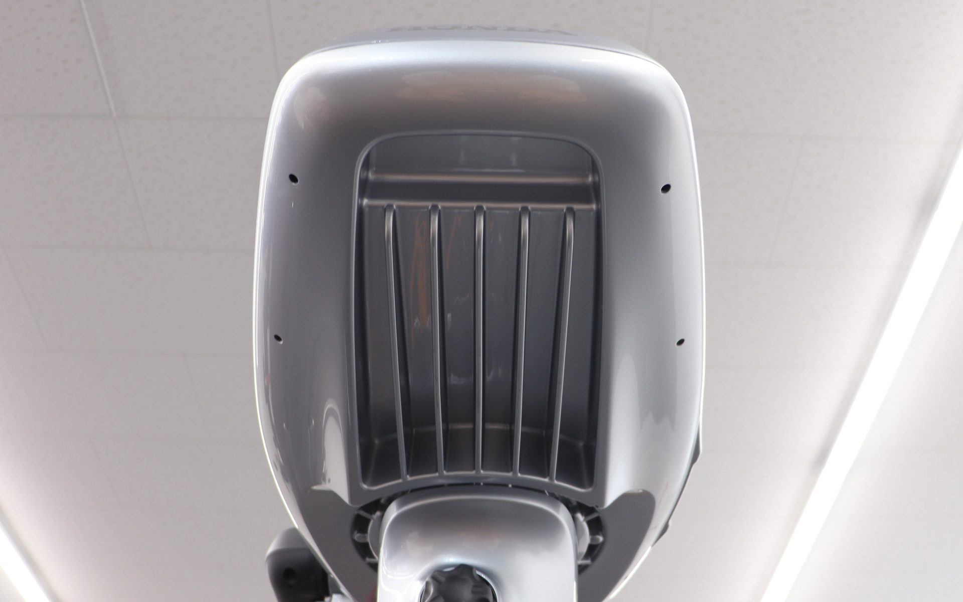 本体が平たい形状になっているのには理由があり、下面は基盤の放熱をうながすヒートシンク形状となっている