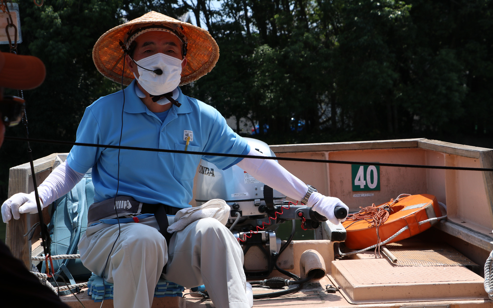 従来の9.9馬力エンジン船外機搭載船。エンジン音が外に響きにくいように囲いが付く