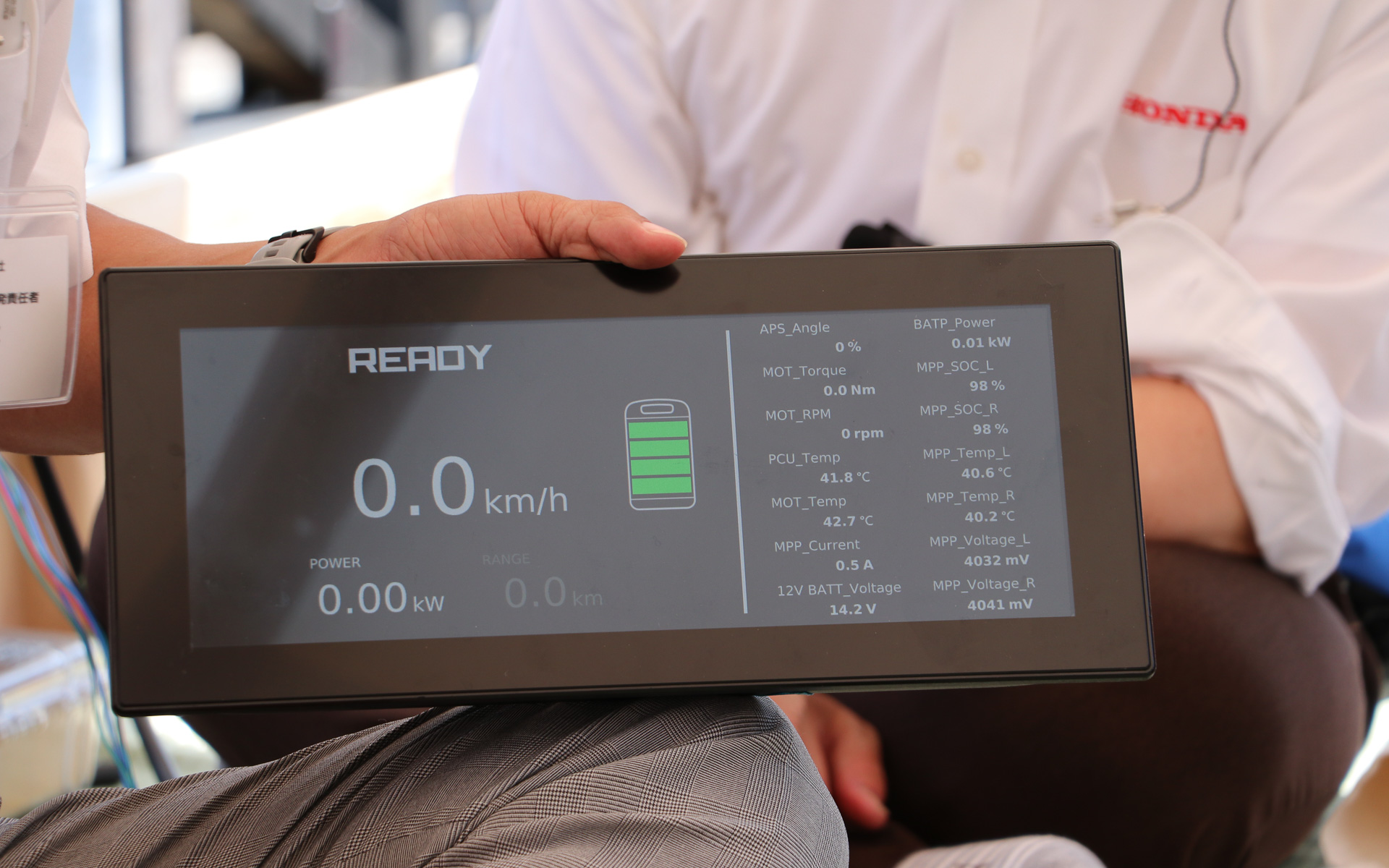 電動推進機プロトタイプ搭載船にはモニタリング用のディスプレイが搭載される