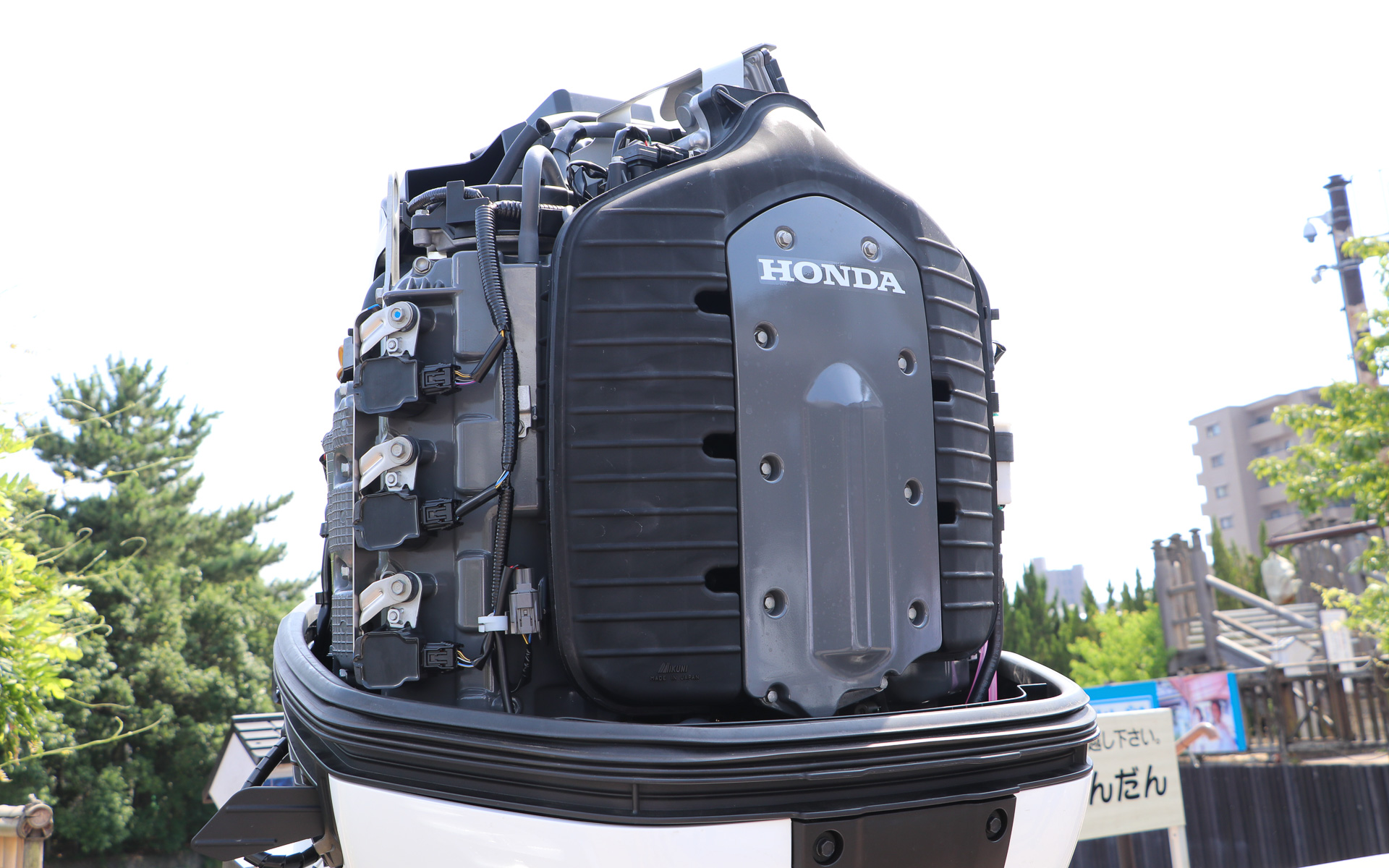 250馬力の船外機「BF250」。自動車に使用されているエンジンをベースに製作し、縦向きに搭載する