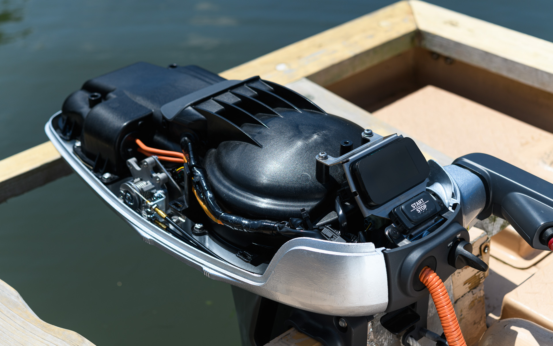 内部にはモーターや基盤が搭載される