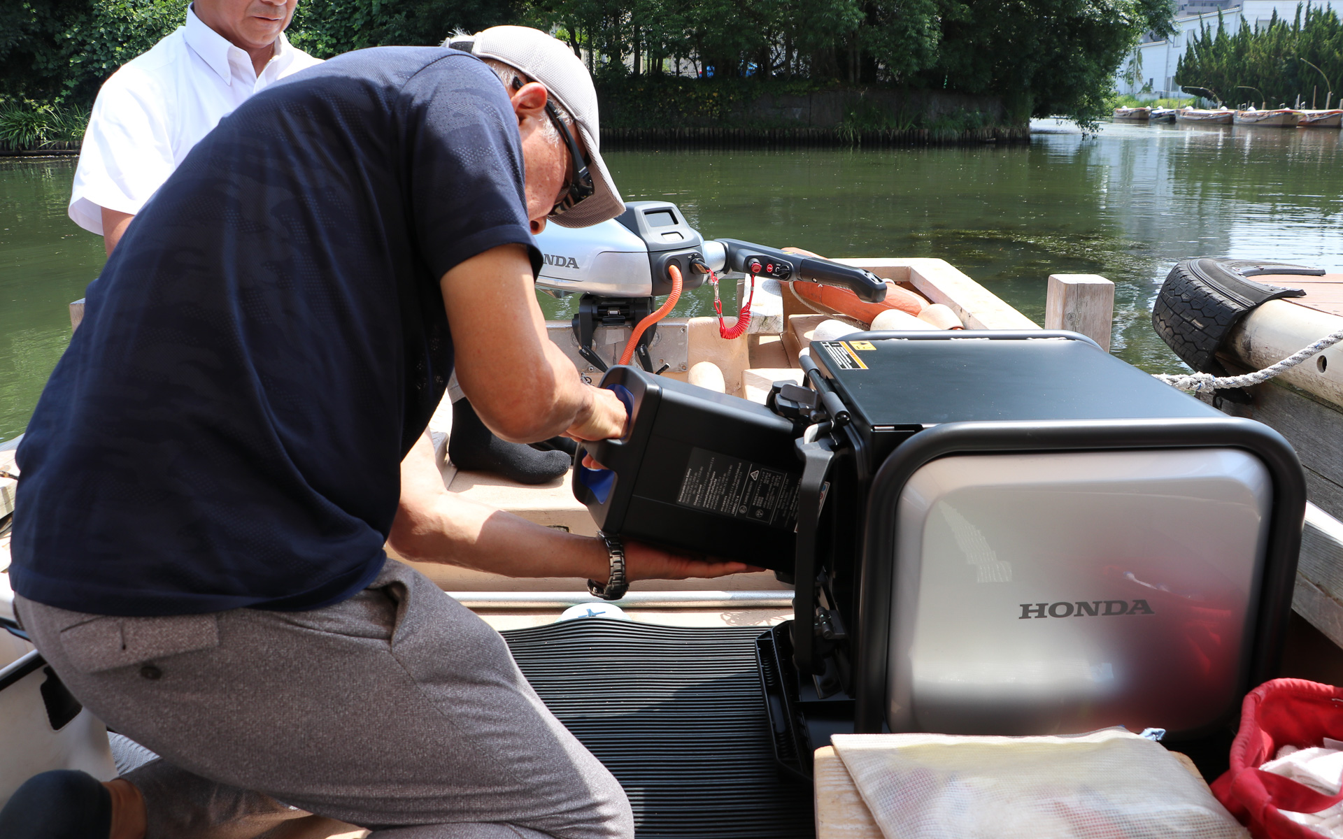 実際にバッテリ交換にチャレンジしてみた。10kgを水平に差し込むのはなかなかの労力。とはいえ、ケースは上から差し込むバイクのものとは溝などを変更し、横向きに差し込みやすく専用設計してあるという