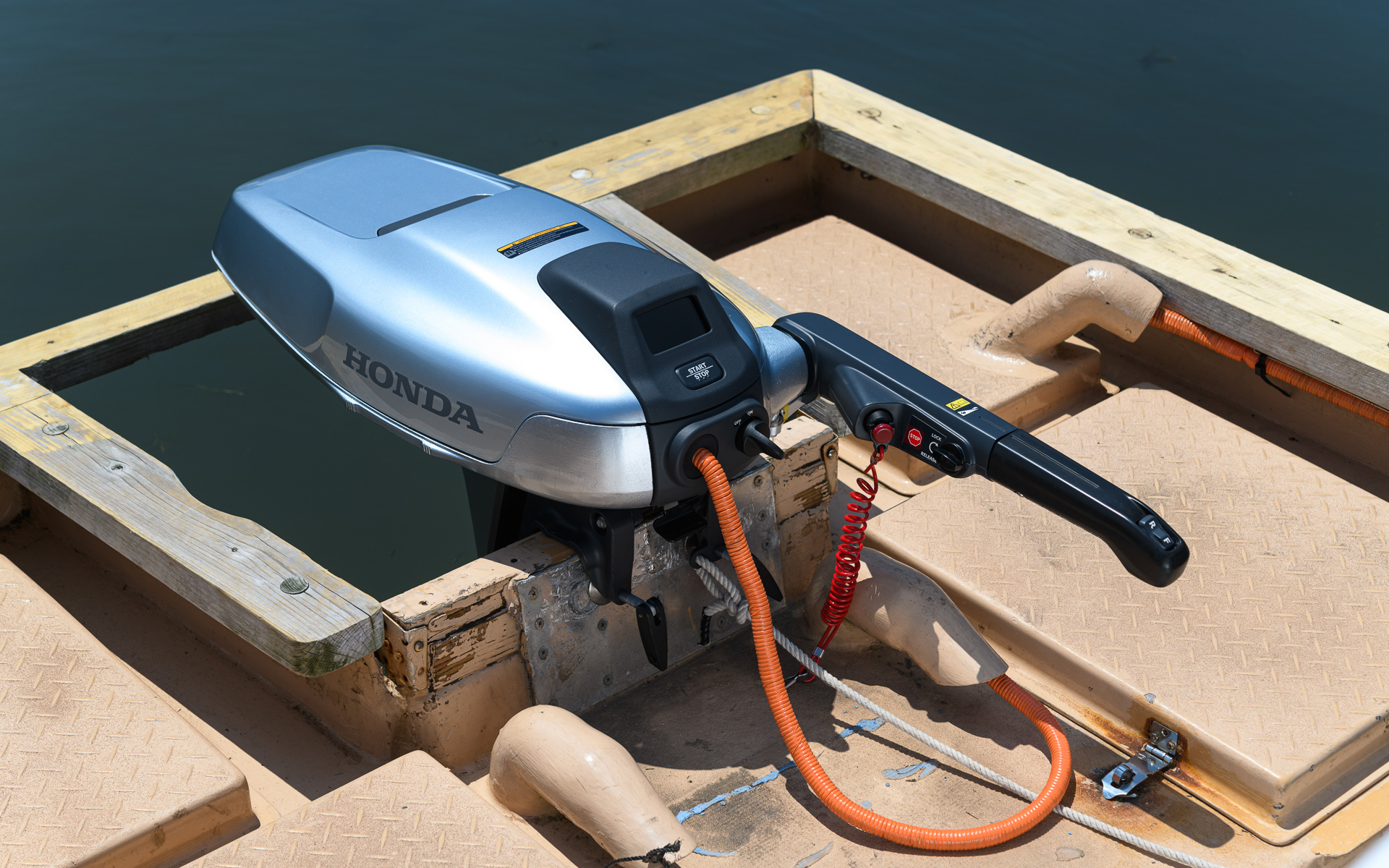 実際に遊覧船に搭載した状態の電動推進機プロトタイプ