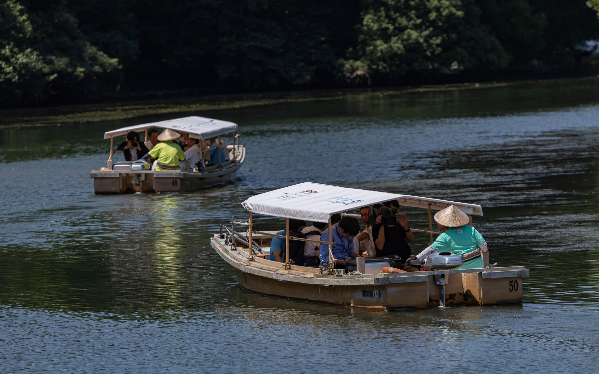 電動推進機搭載船では、船頭さんはマイクを使わずにガイドを行なうがよく聞こえる