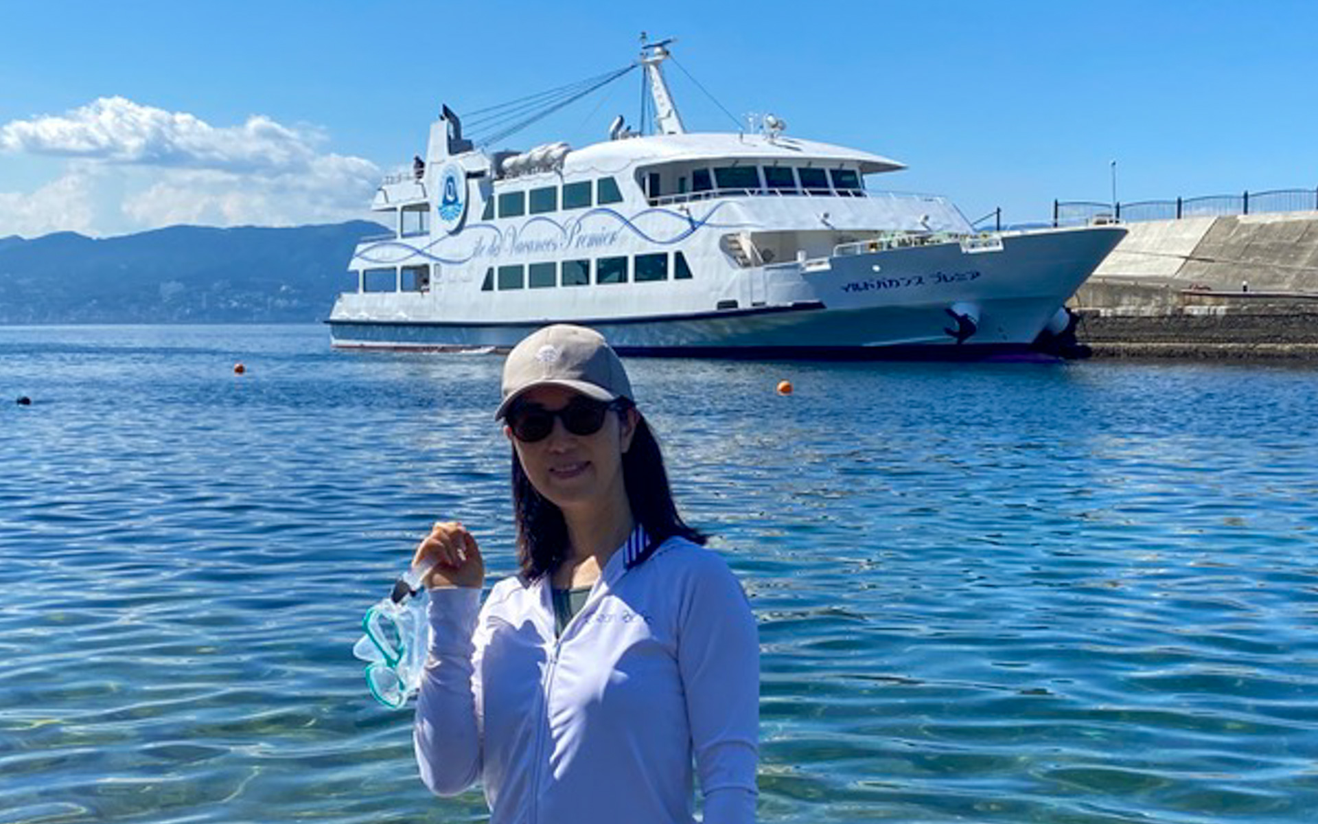 熱海港から約30分の船旅を楽しませてくれた、高速船「イル ド バカンス プレミア」。全長43m、定員605名、ディーゼルエンジンの出力は1450PS×2基。あまり風がなく波も穏やかな日だったということもありますが、ほとんど不快な揺れを感じることなく、快適な海の旅を楽しませていただきました