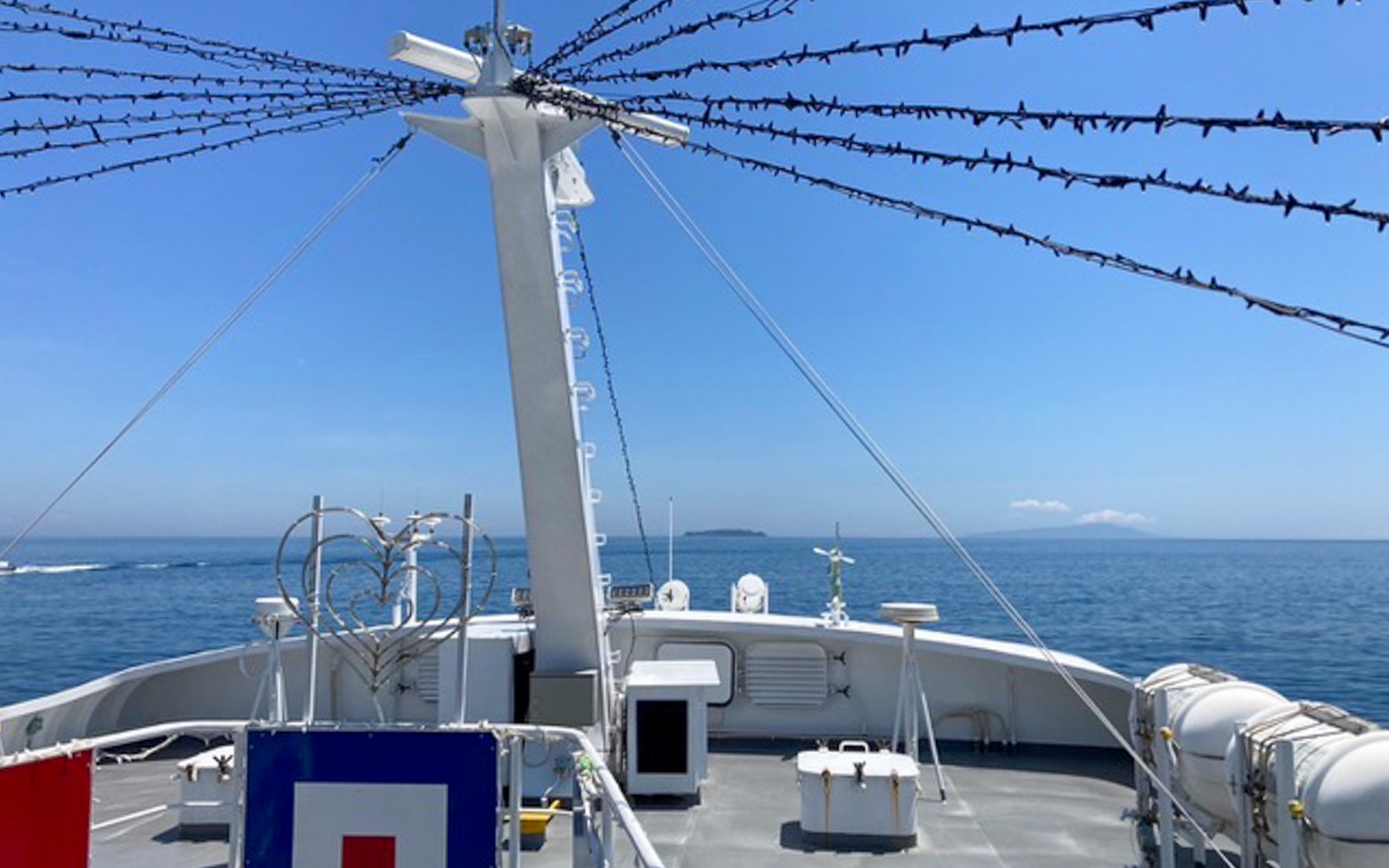 高速船の展望デッキで、カモメに餌やりをしようと待ち構えていた子どもたちだったのですが、駿河湾にカモメが飛来するのは11月〜3月頃だそうで今回はまったく出会えず（笑）。イルミネーションが設置してあるのが気になり調べたところ、なんとこの「イル ド バカンス プレミア」は日没後に貸切運航も行なってくれるのだとか！　熱海の夜景を眺めながらの船上パーティなんて、ステキですよね〜