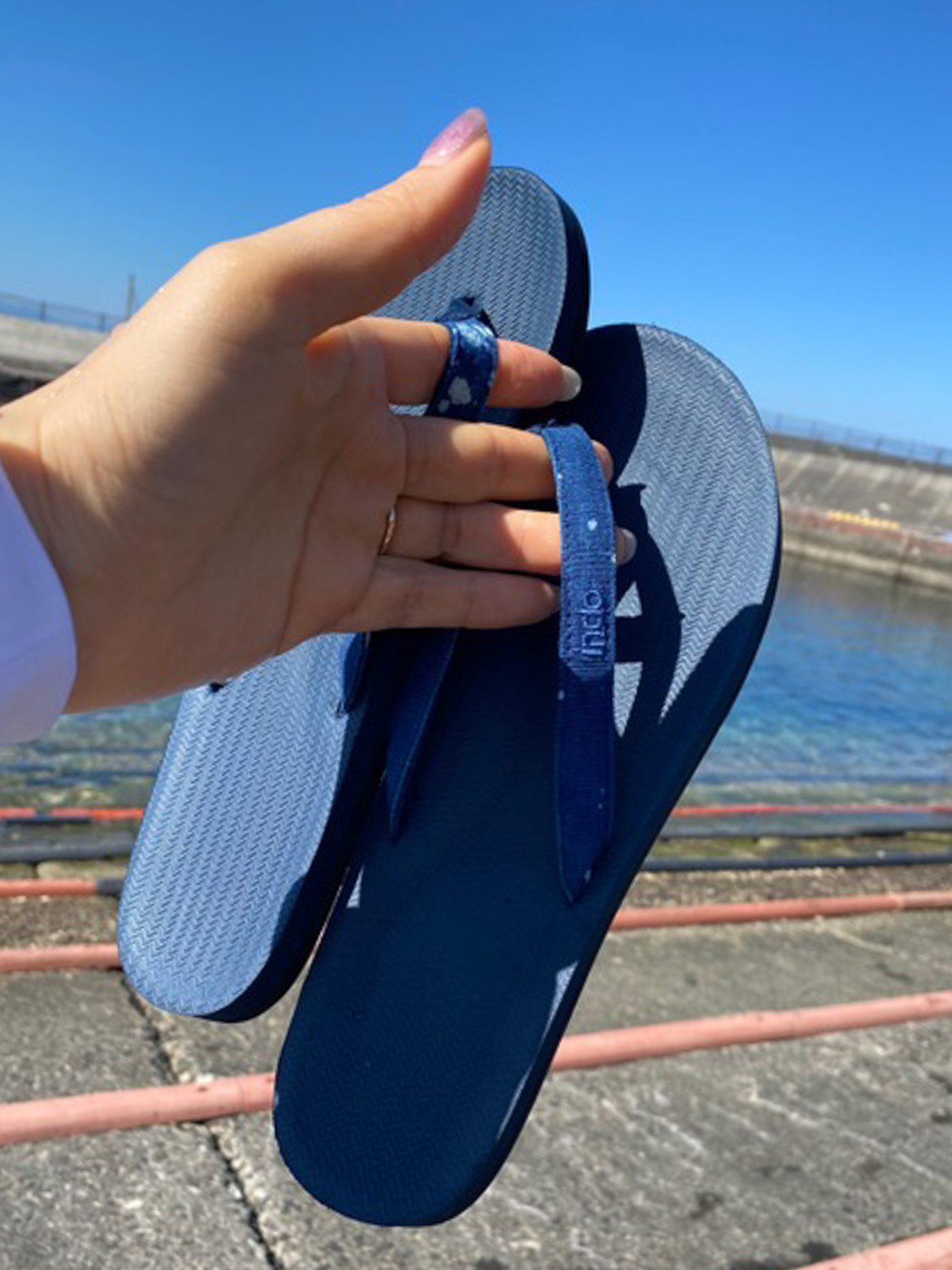 バリ島発ブランド「インドソール」のビーチサンダルは、廃タイヤをリサイクルしたソールを使っているビーチサンダルです。JATMAの発表によれば日本は、国内で発生する年間9100万本の廃タイヤのうち、約92％がリサイクルされているという、とても優秀な国。でも世界では年間約10億本の廃タイヤが行き場をなくして埋められているという切実な問題があります。少しでも、リサイクルに貢献できたらいいな