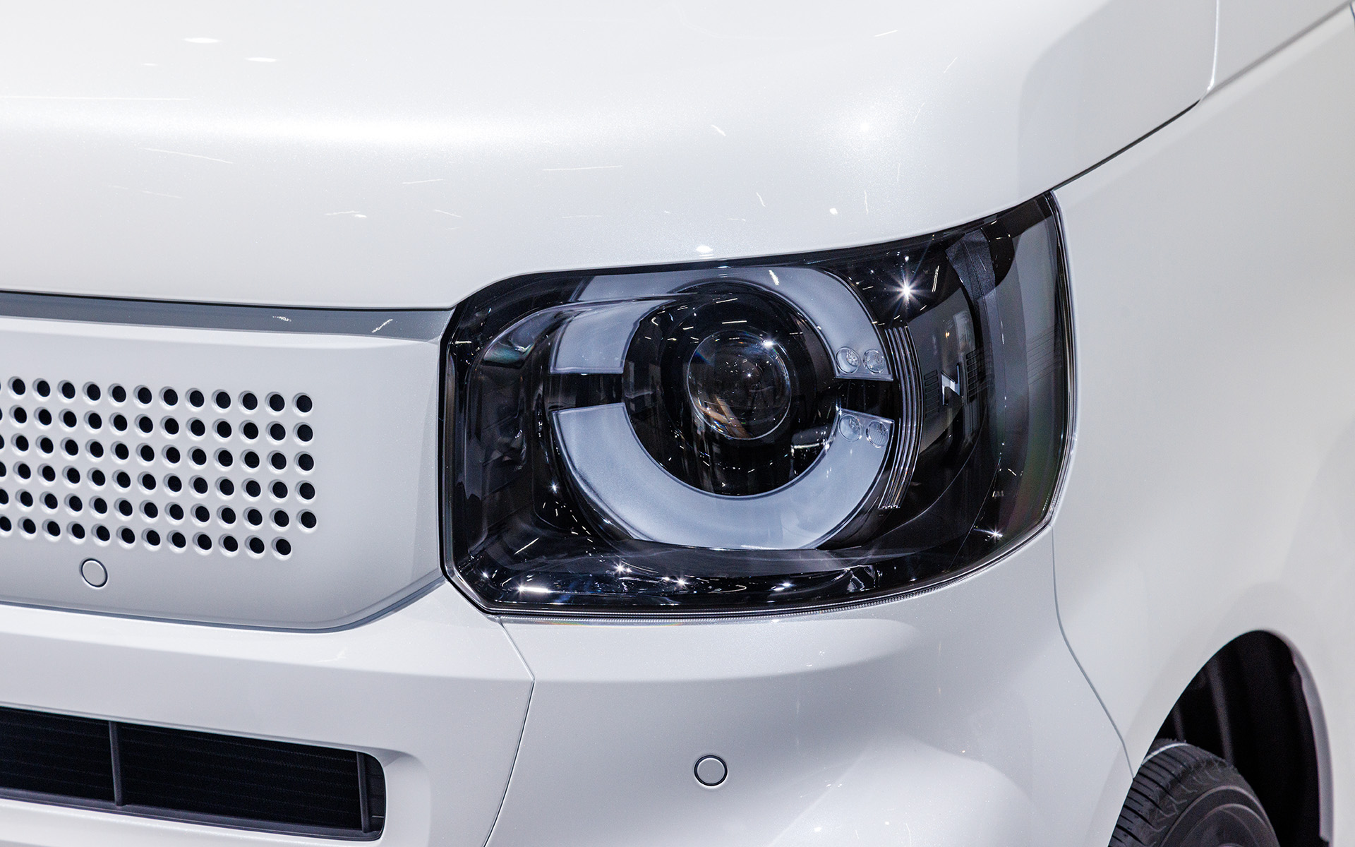 人間の「瞳」をイメージしたヘッドライトは立体感のある造形。ロー＆ハイビームは中心のプロジェクター部に同軸配置される