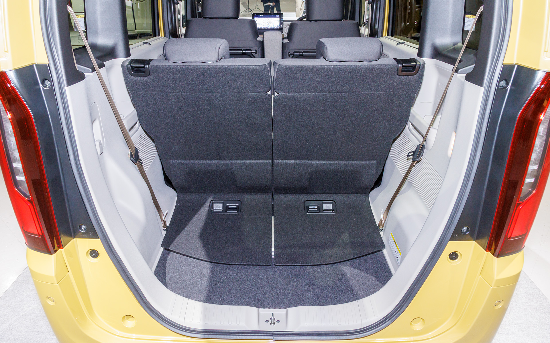 リアシートを最前方にセットした状態のラゲッジスペース