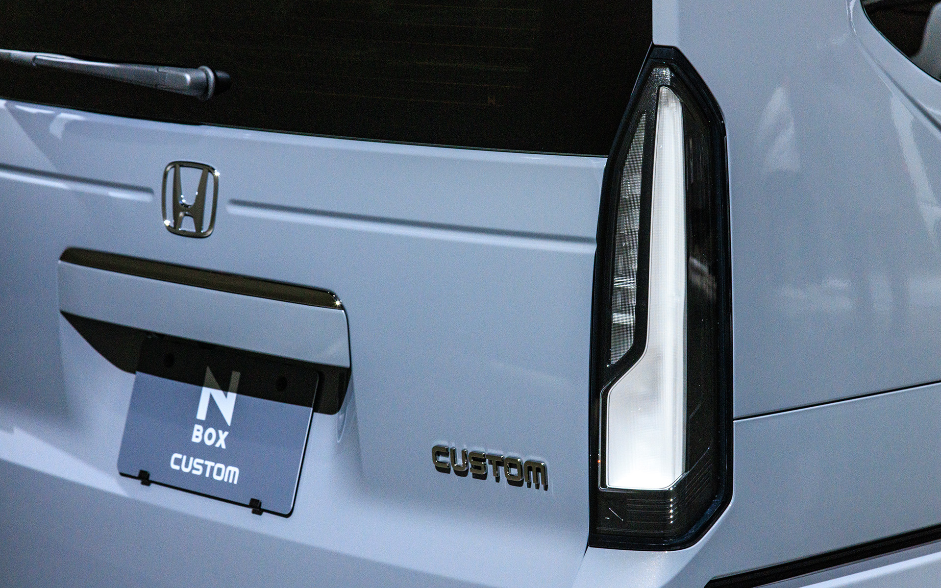 リアコンビランプはN-BOX CUSTOM伝統のクリアタイプ