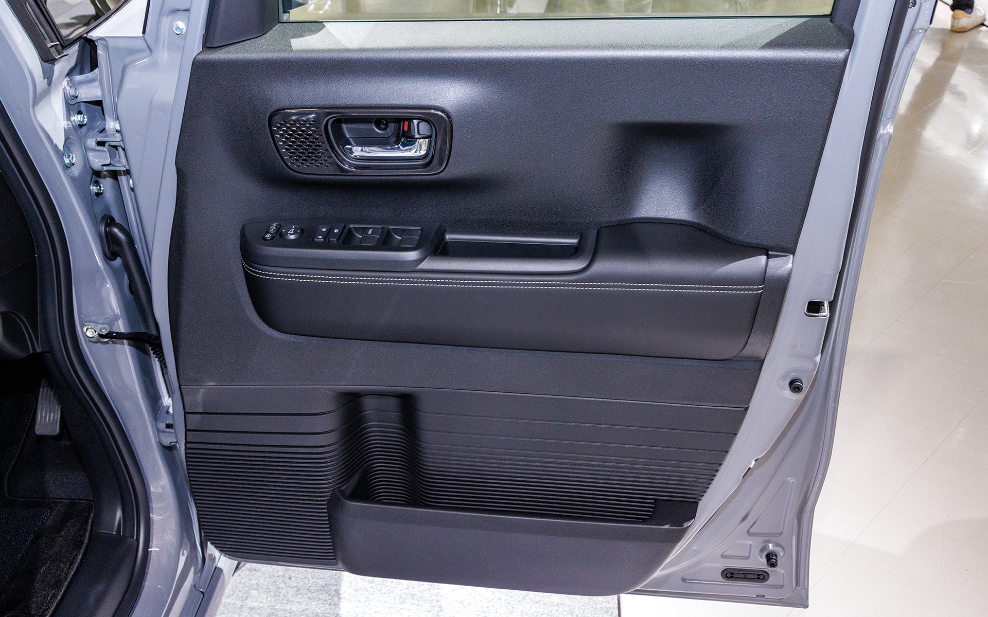 運転席ドアトリム。ドアノブ横にツイーターが付く設定があるようだ