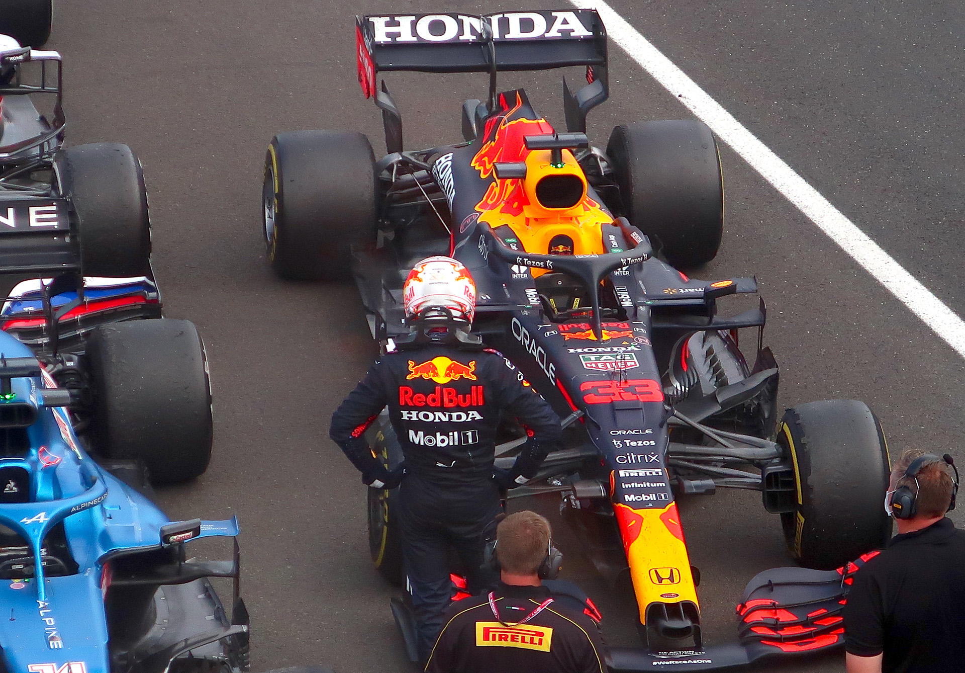 多重クラッシュに巻き込まれ破損したマシンを眺めるマックス・フェルスタッペン選手