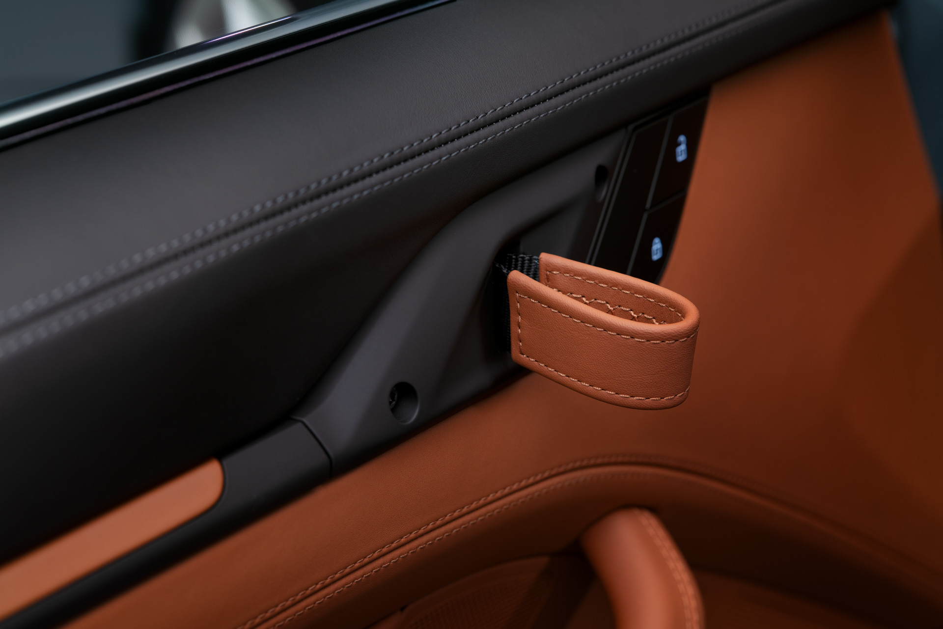 「ヘリテージデザインパッケージ」のインテリアには、クラシックコニャックにブラックのピンストライプをあしらった布製シートセンターが採用され、伝統に敬意を払った。ツートンカラー（ブラック/クラシックコニャック）のセミアニリンレザートリムとエクステンデッドレザー仕上げ、パンチング加工が施されたRace-Texのルーフライニング、およびポルシェエクスルーシブマニュファクチャーのその他のエレメントもこのパッケージに含まれる。車両リアの“Porsche”ロゴと“911 S/T”モデルロゴはゴールド