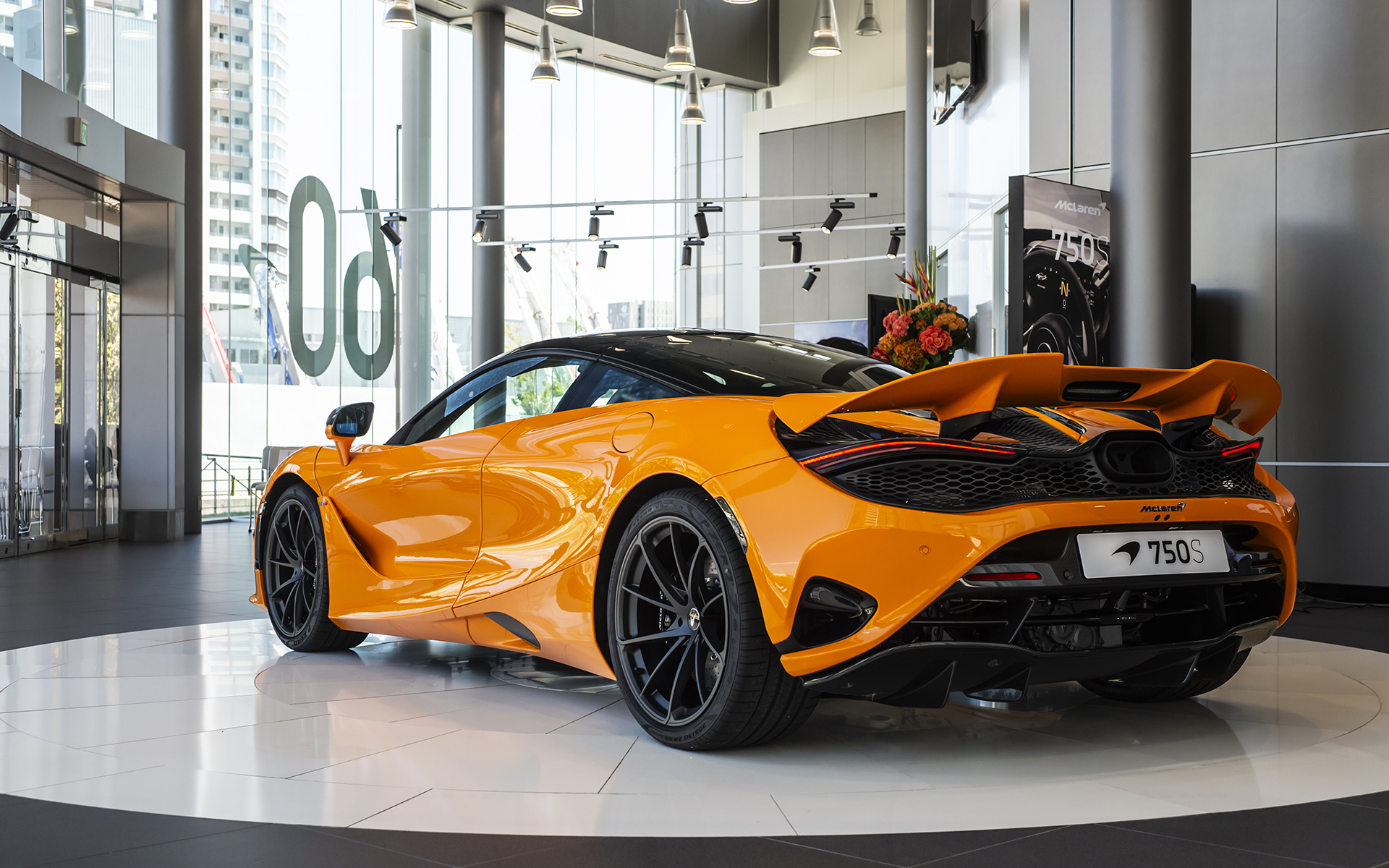 750Sが搭載するV型8気筒4.0リッターツインターボエンジンは、最高出力552kW（750PS）/7500rpm、最大トルク800Nm/5500rpmを発生