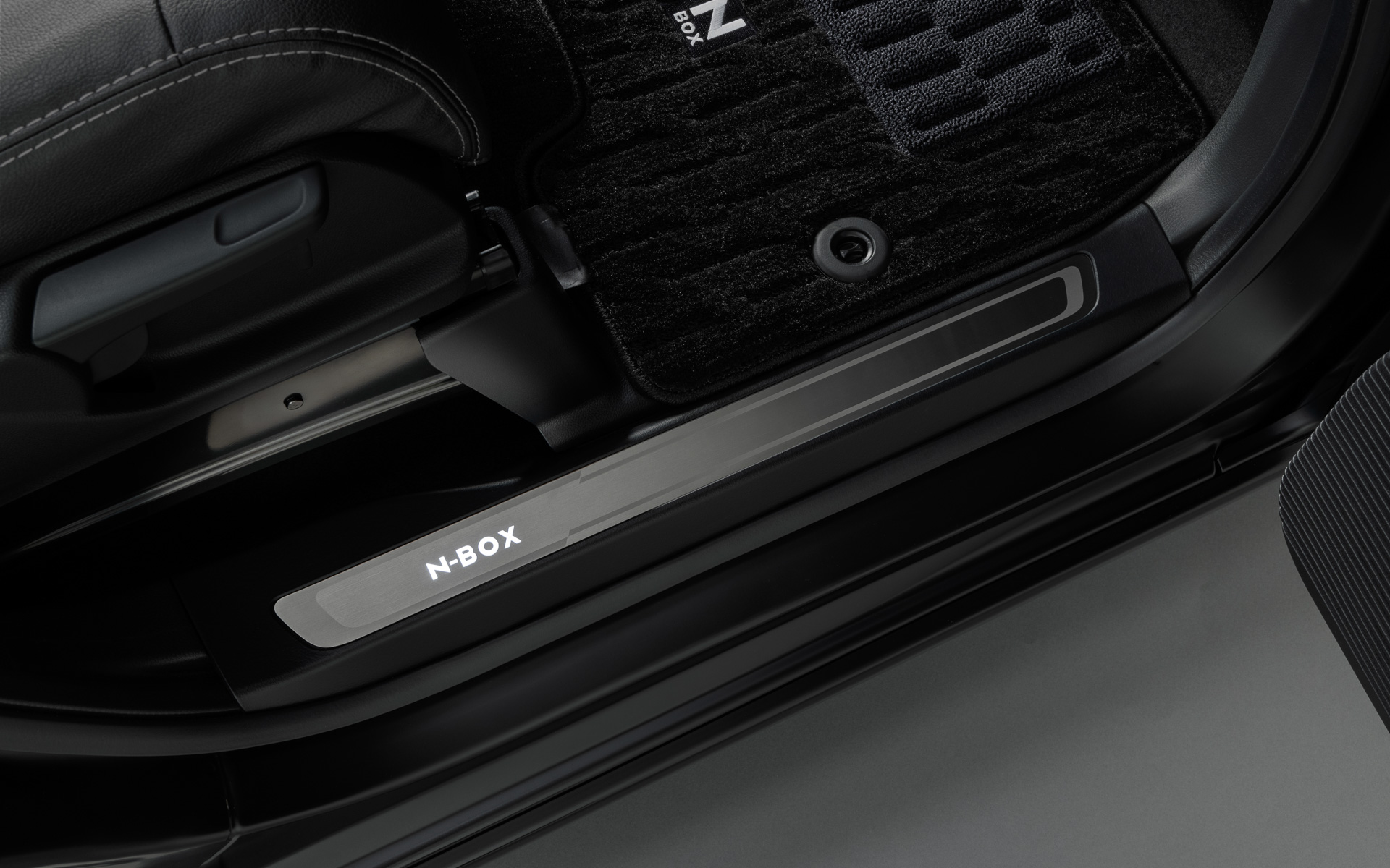 「N-BOX」ロゴが光るサイドステップガーニッシュ