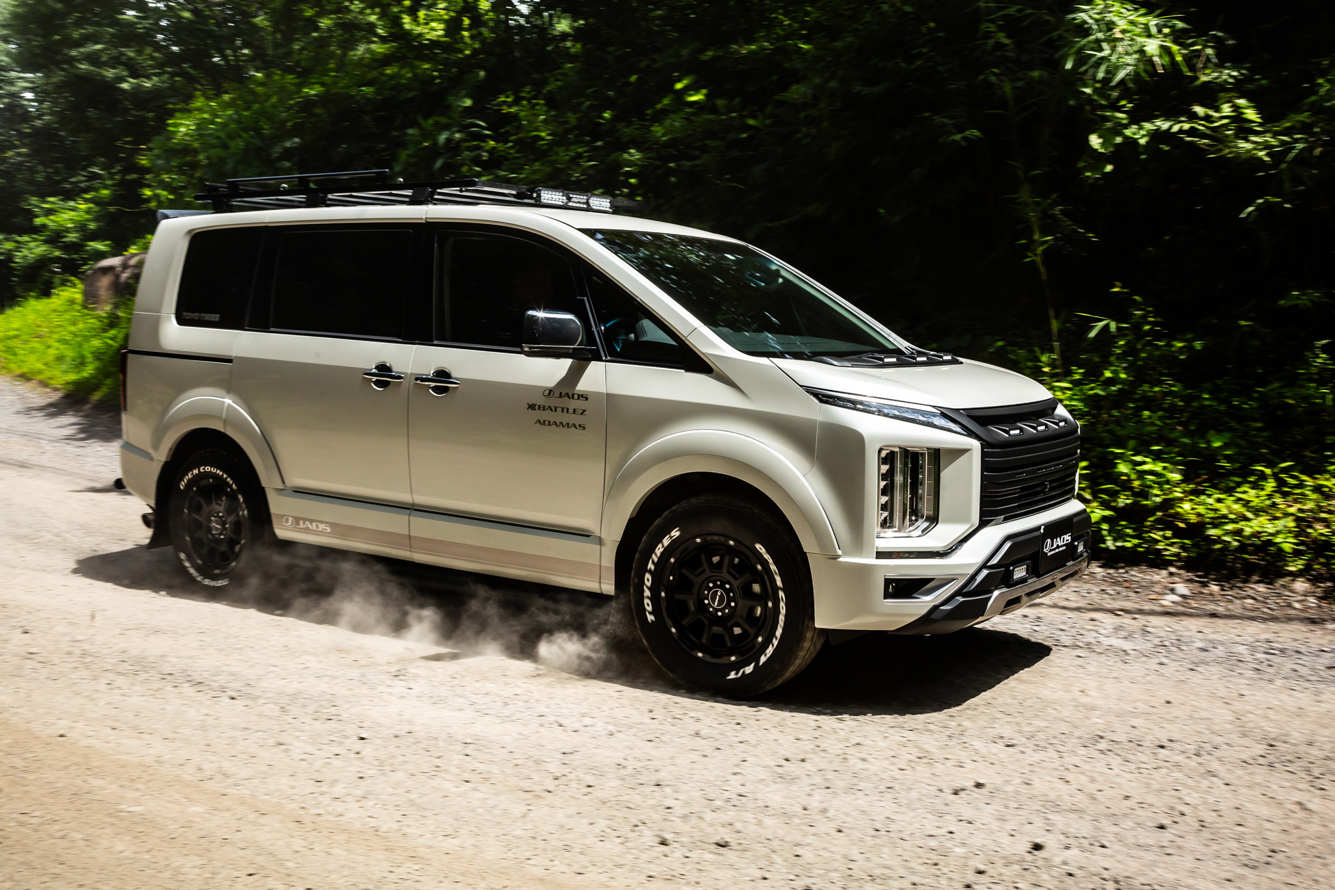 「オープンカントリー A/T III」のホワイトレターの装着例