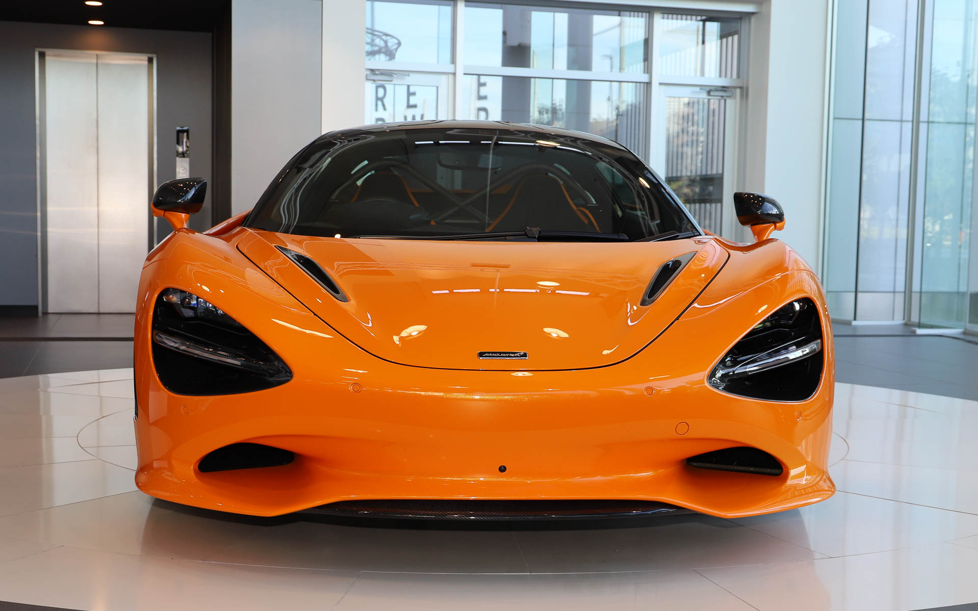 ボディサイズは4569×1930×1196mm（全長×全幅×全高。全幅はミラーを除く）、ホイールベースは2670mm。デザインにおいては、アイソケットの幅が狭められたほか、フロントバンパーとスプリッター、サイドエアインテークを改良。リアバンパーとデッキが新設計となり、アクティブリアウイングはサイズが大きくなった