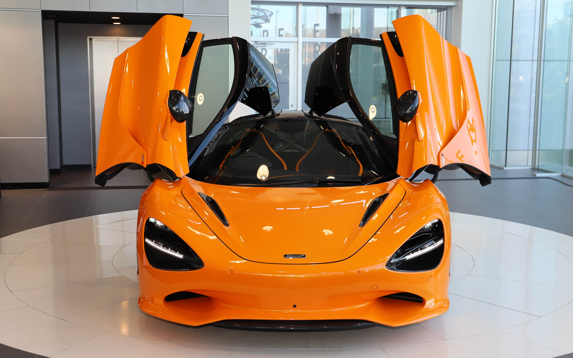 ボディサイズは4569×1930×1196mm（全長×全幅×全高。全幅はミラーを除く）、ホイールベースは2670mm。デザインにおいては、アイソケットの幅が狭められたほか、フロントバンパーとスプリッター、サイドエアインテークを改良。リアバンパーとデッキが新設計となり、アクティブリアウイングはサイズが大きくなった