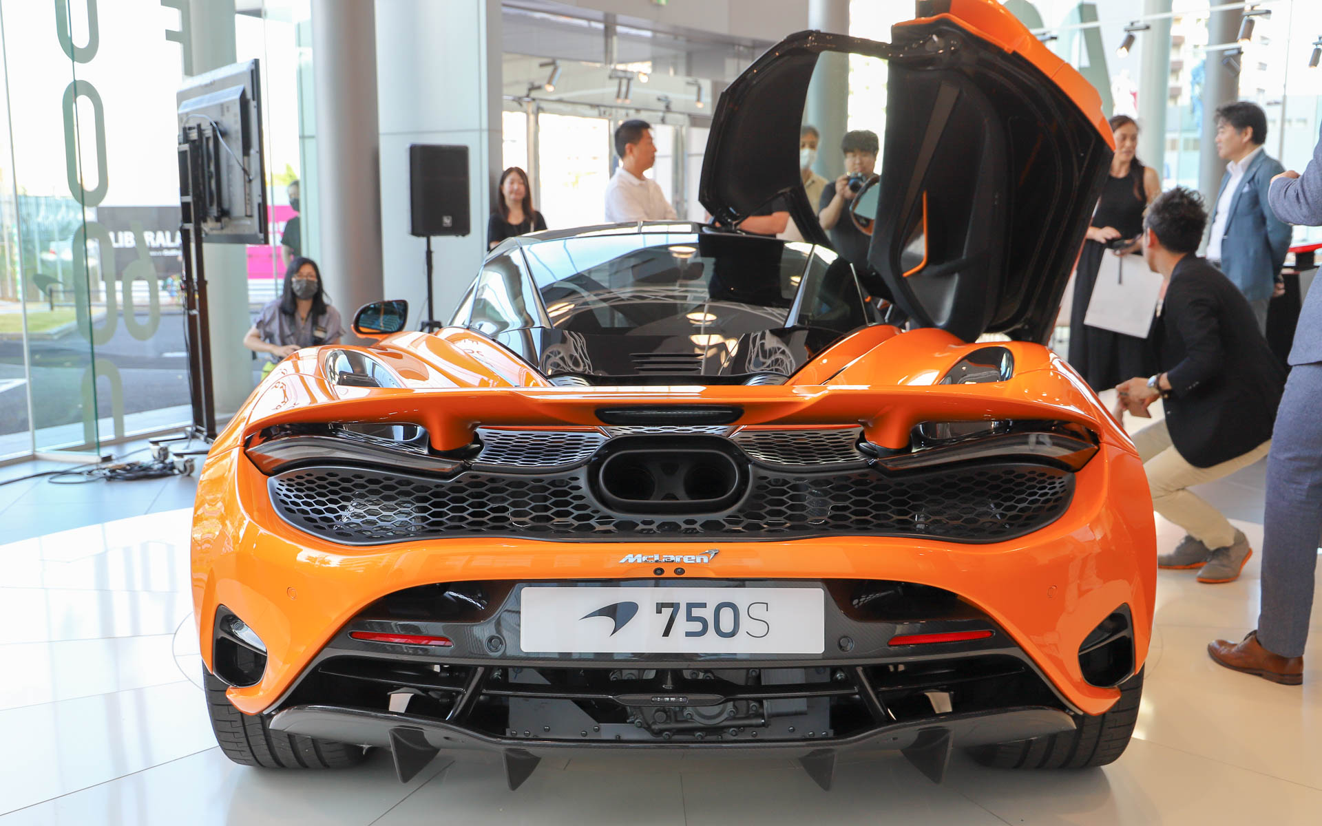 ボディサイズは4569×1930×1196mm（全長×全幅×全高。全幅はミラーを除く）、ホイールベースは2670mm。デザインにおいては、アイソケットの幅が狭められたほか、フロントバンパーとスプリッター、サイドエアインテークを改良。リアバンパーとデッキが新設計となり、アクティブリアウイングはサイズが大きくなった