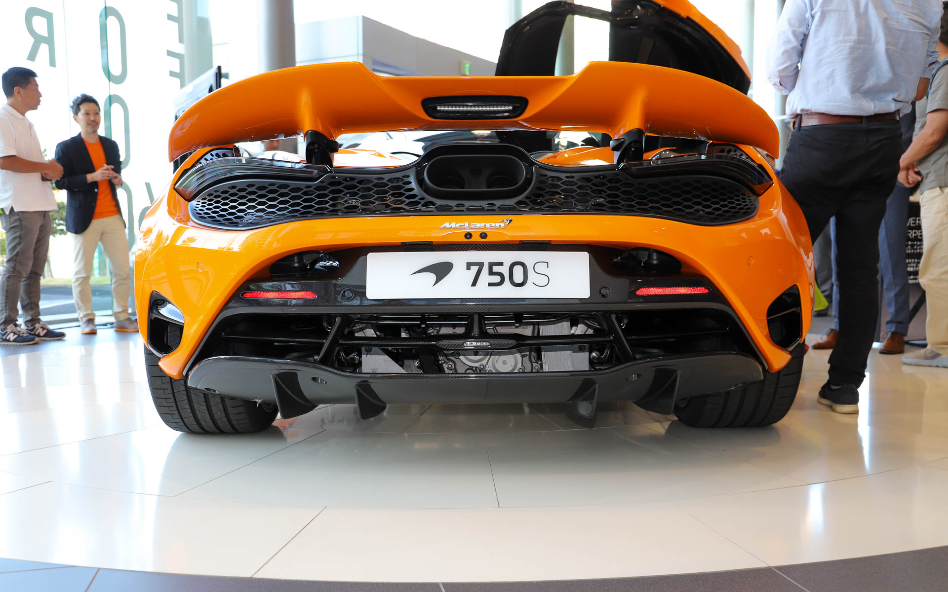 ボディサイズは4569×1930×1196mm（全長×全幅×全高。全幅はミラーを除く）、ホイールベースは2670mm。デザインにおいては、アイソケットの幅が狭められたほか、フロントバンパーとスプリッター、サイドエアインテークを改良。リアバンパーとデッキが新設計となり、アクティブリアウイングはサイズが大きくなった