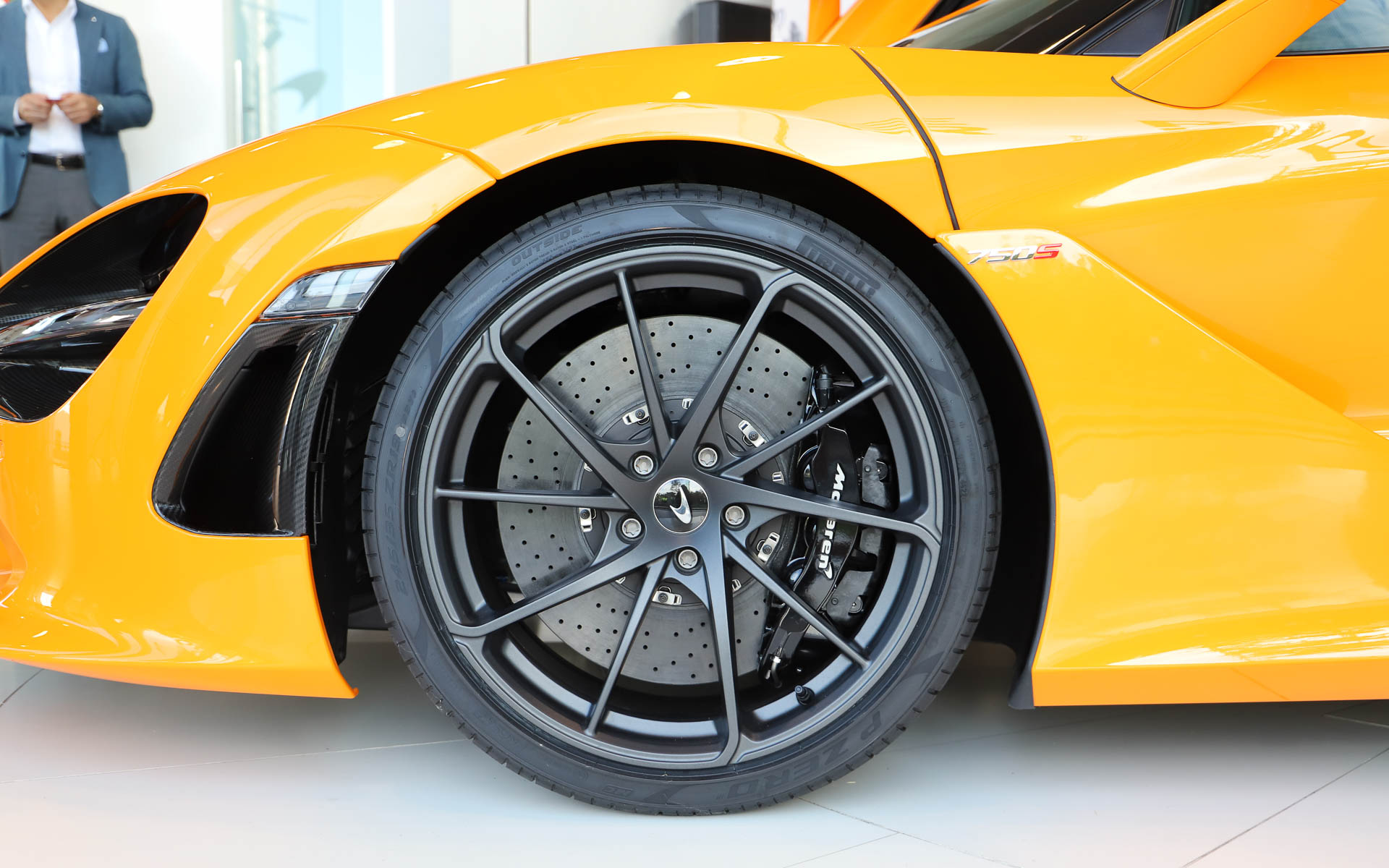 軽量化されたホイール。フロントは19インチ、リアは20インチとなる。タイヤサイズはフロント245/35R19、リア305/30R20で、ピレリ「P-ZERO」を装着