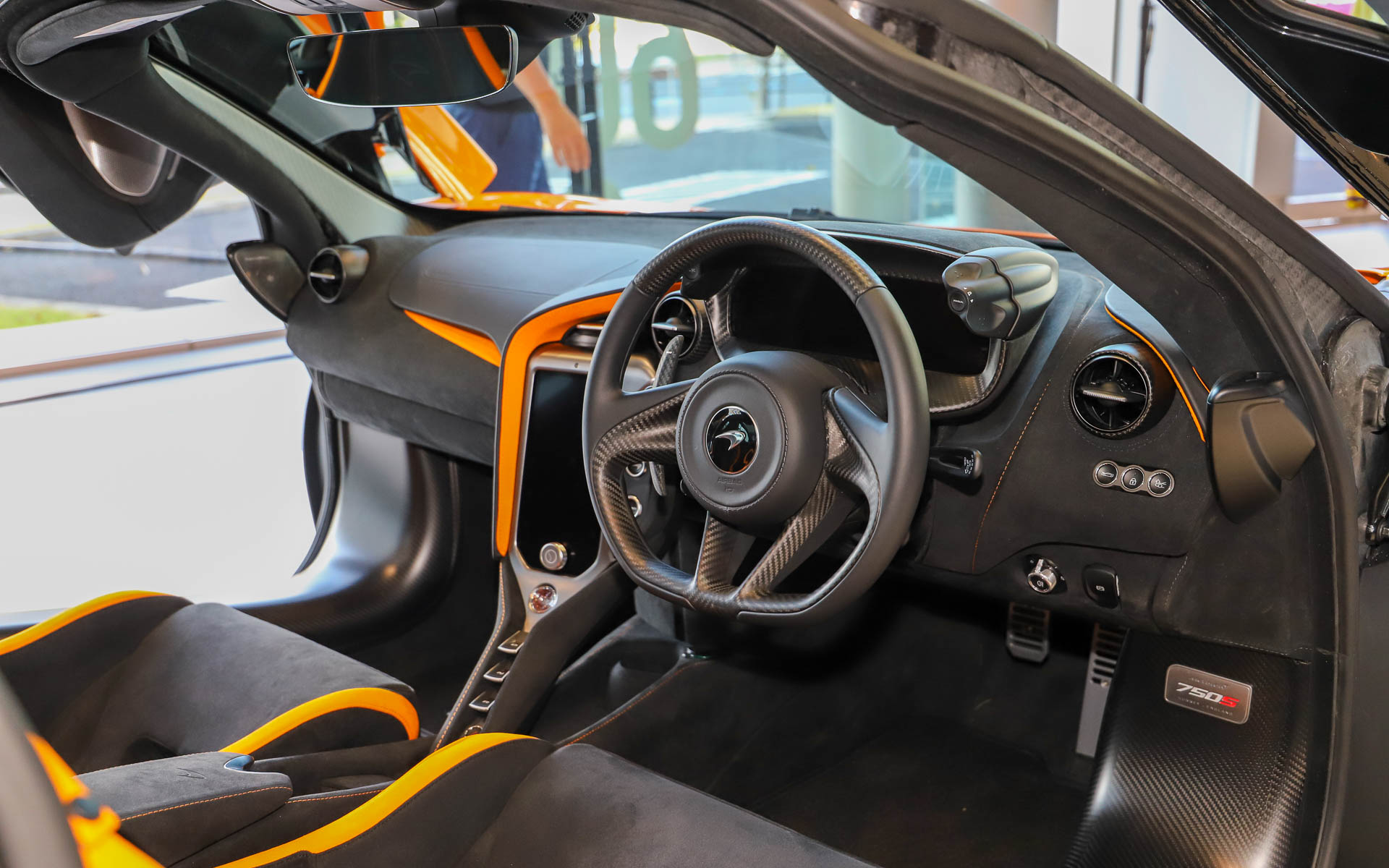 ドライバー重視に仕立てられたインテリア。カーボンファイバー製シェルのレーシングシートを採用する。インテリアテーマは「テックラックス」「パフォーマンス」の2種類が用意され、総ナッパレザーかアルカンターラとナッパレザーの組み合わせかを選択できる