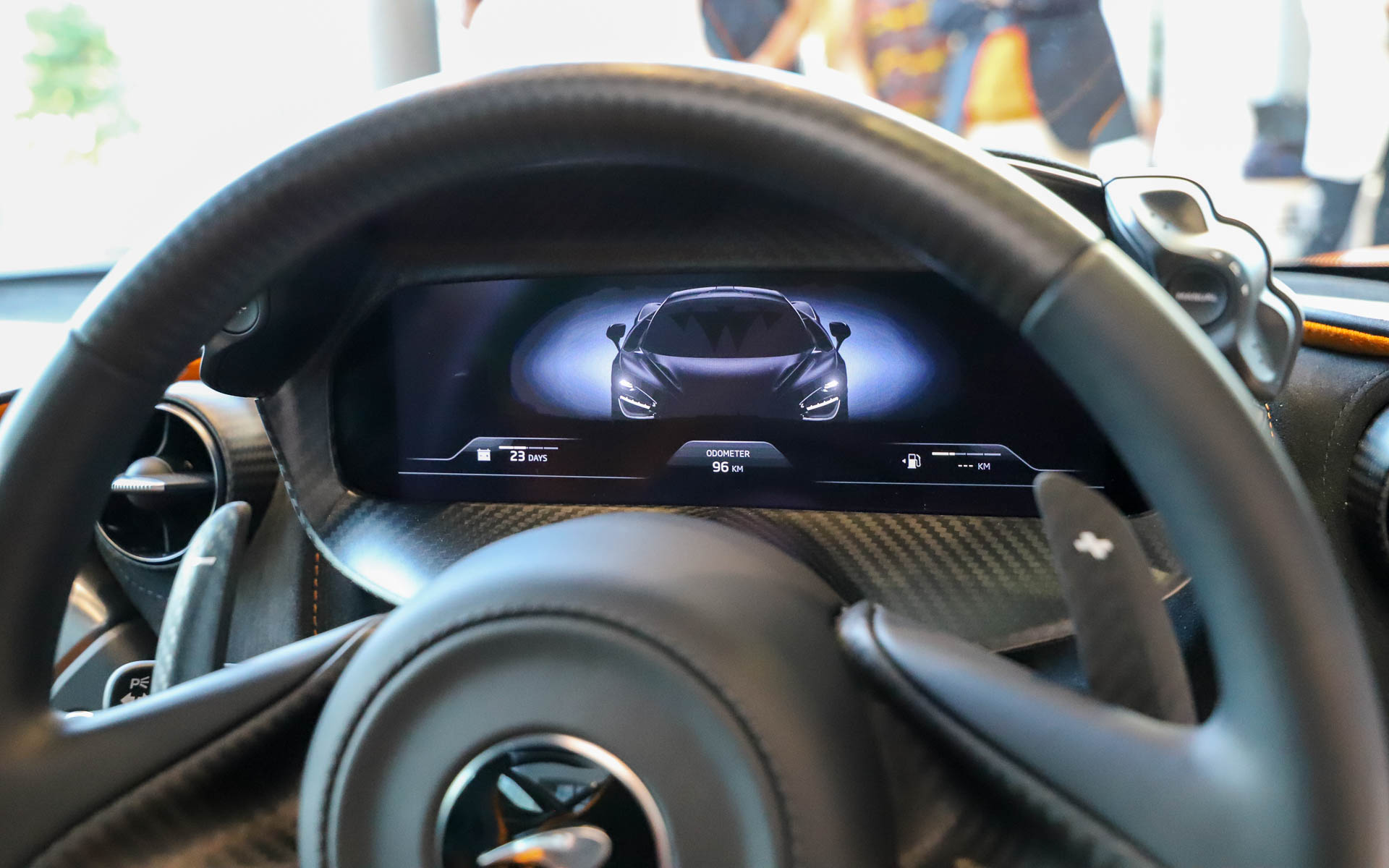 ドライバー重視に仕立てられたインテリア。カーボンファイバー製シェルのレーシングシートを採用する。インテリアテーマは「テックラックス」「パフォーマンス」の2種類が用意され、総ナッパレザーかアルカンターラとナッパレザーの組み合わせかを選択できる