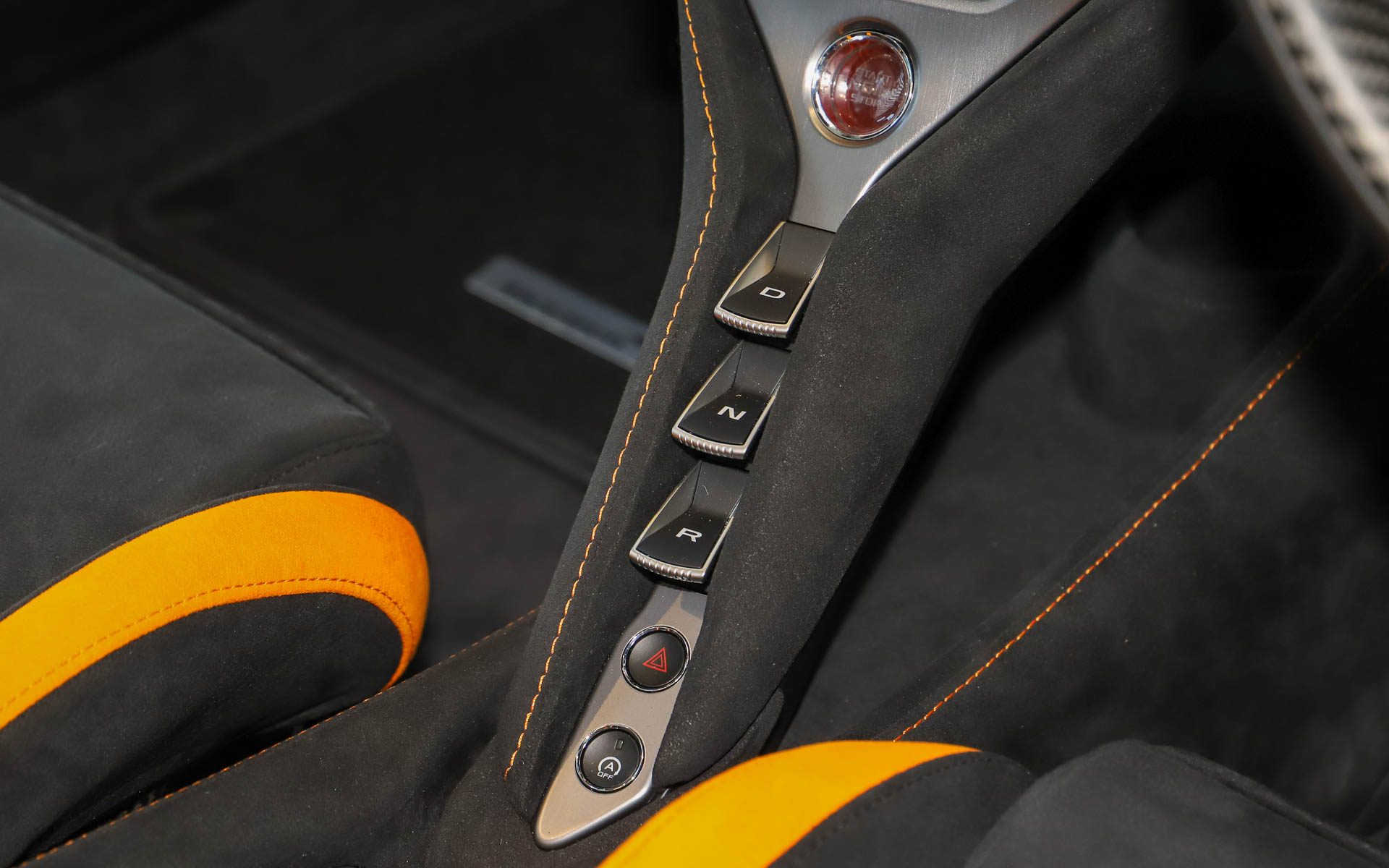 ドライバー重視に仕立てられたインテリア。カーボンファイバー製シェルのレーシングシートを採用する。インテリアテーマは「テックラックス」「パフォーマンス」の2種類が用意され、総ナッパレザーかアルカンターラとナッパレザーの組み合わせかを選択できる